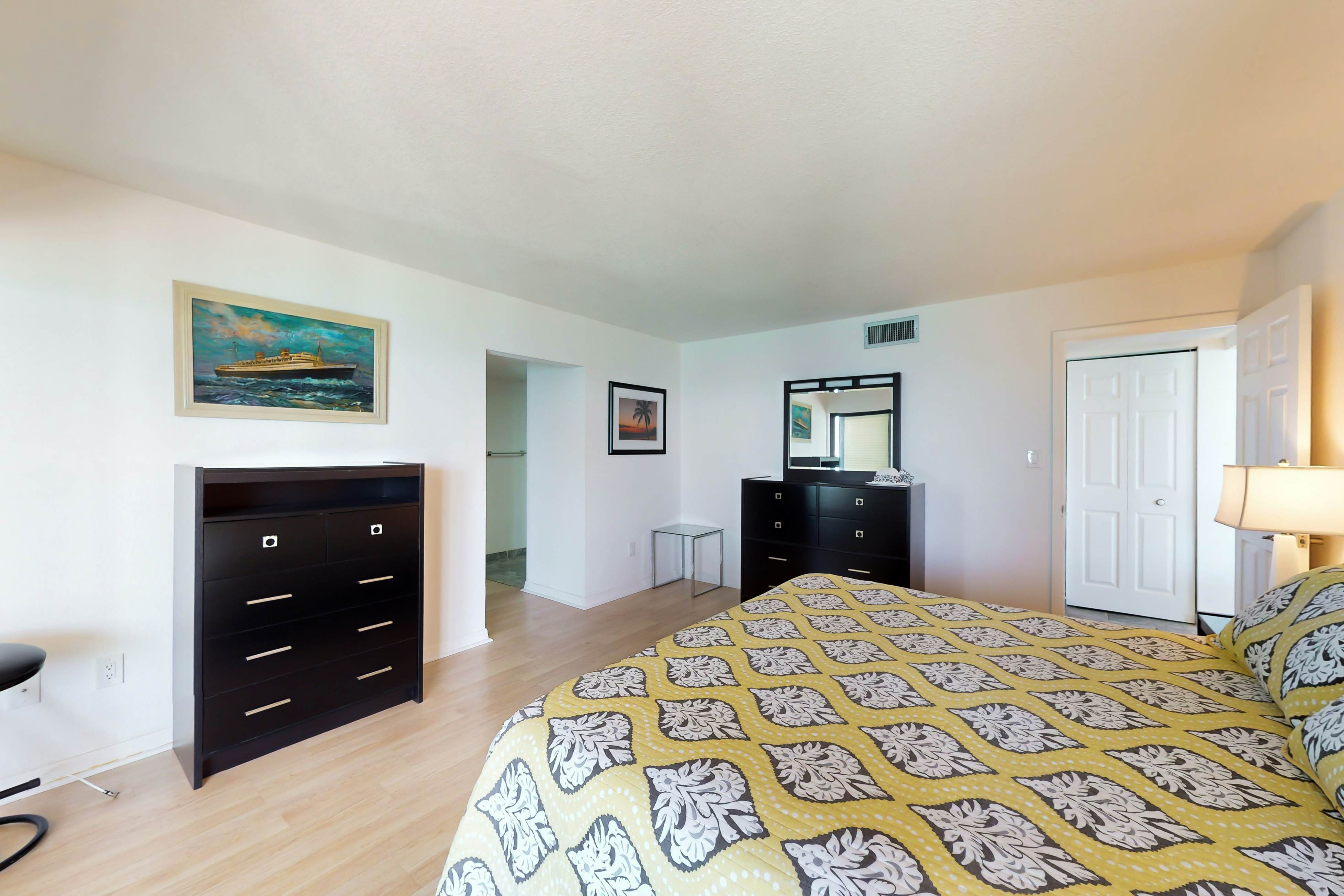 Oceanfront condo w/ stunning views, fully equipped kitchen, shared hot tub/pool