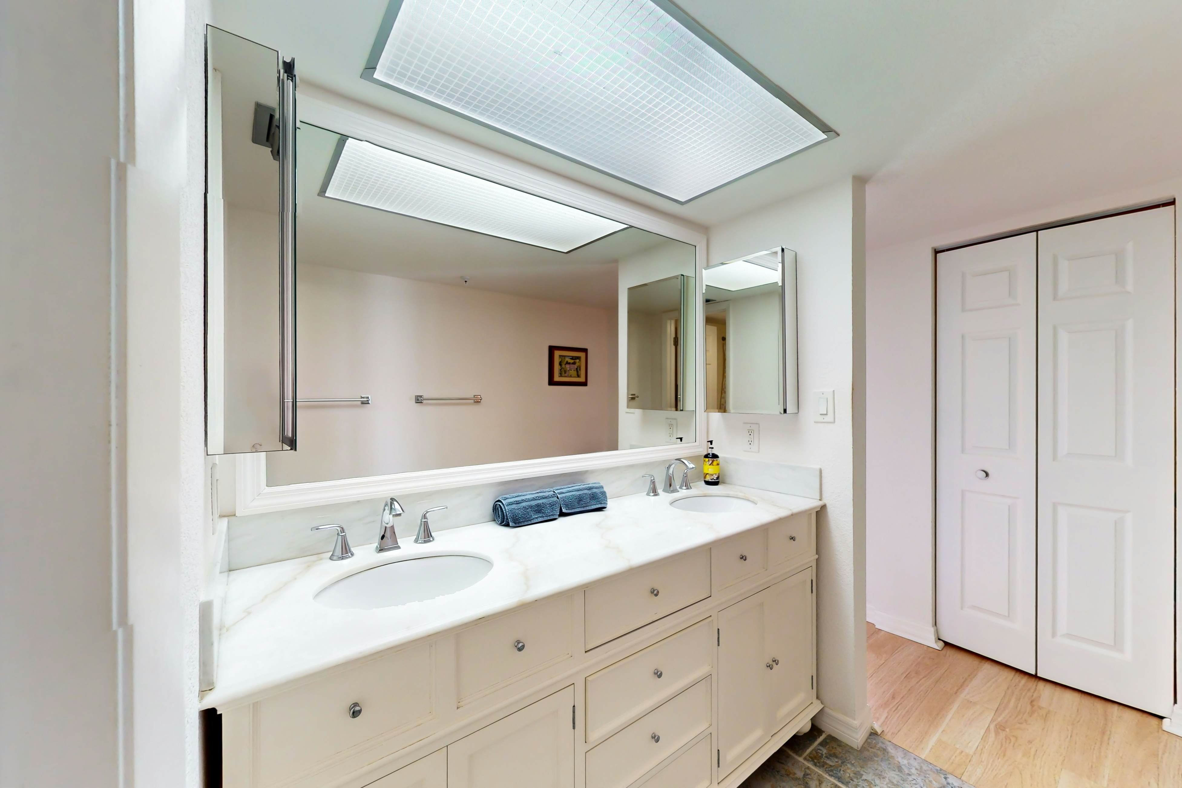 Oceanfront condo w/ stunning views, fully equipped kitchen, shared hot tub/pool