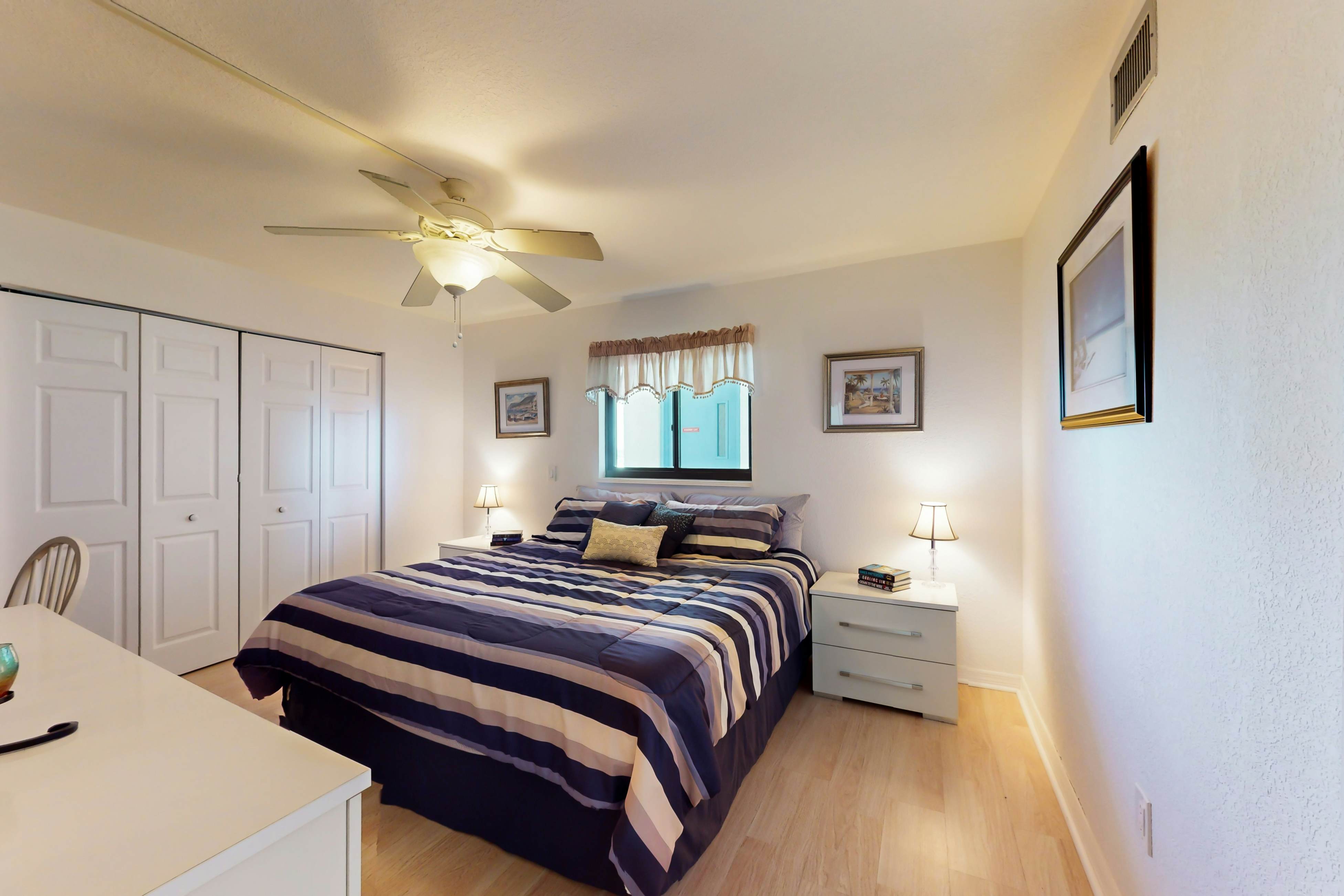 Oceanfront condo w/ stunning views, fully equipped kitchen, shared hot tub/pool