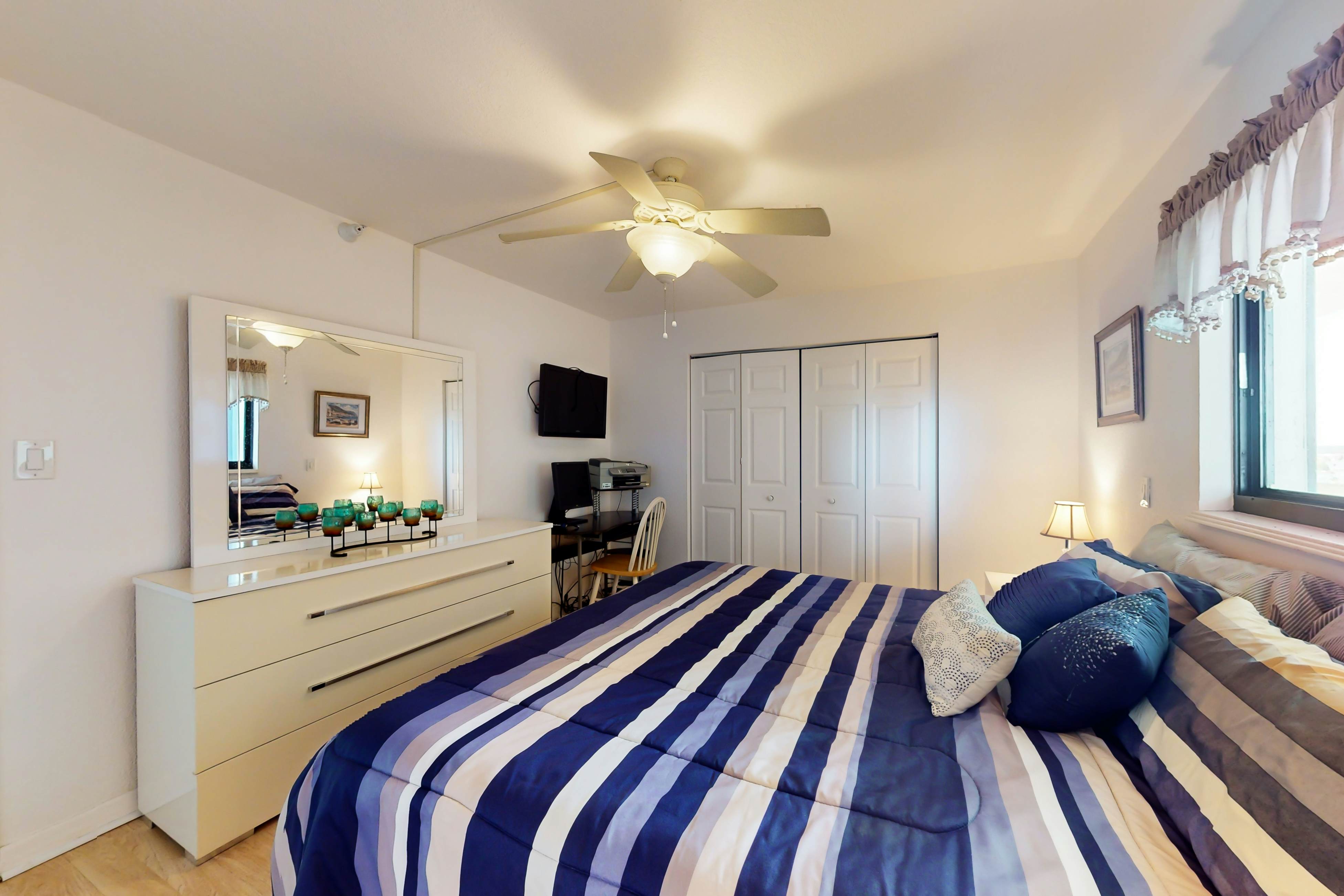 Oceanfront condo w/ stunning views, fully equipped kitchen, shared hot tub/pool