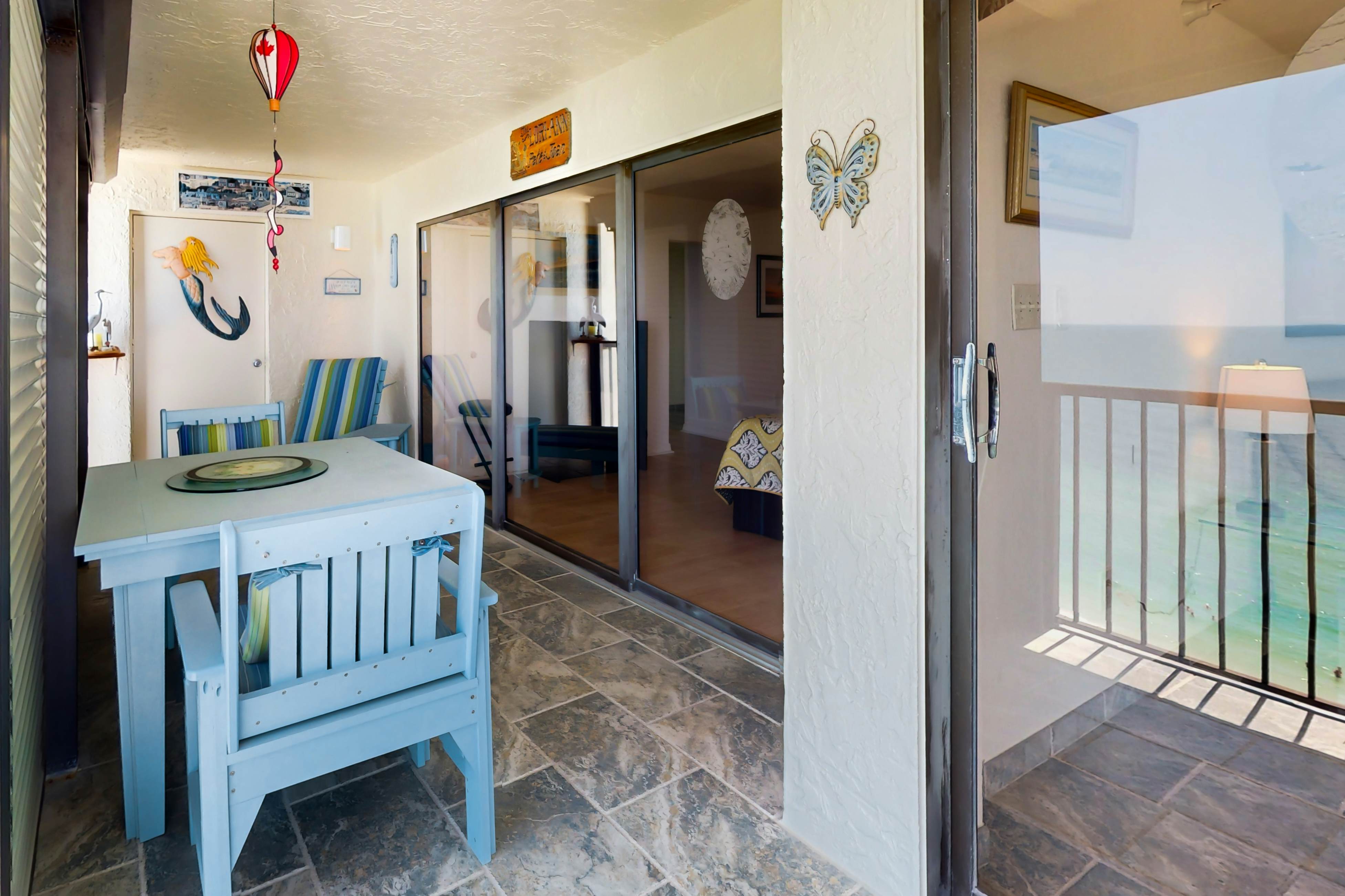 Oceanfront condo w/ stunning views, fully equipped kitchen, shared hot tub/pool