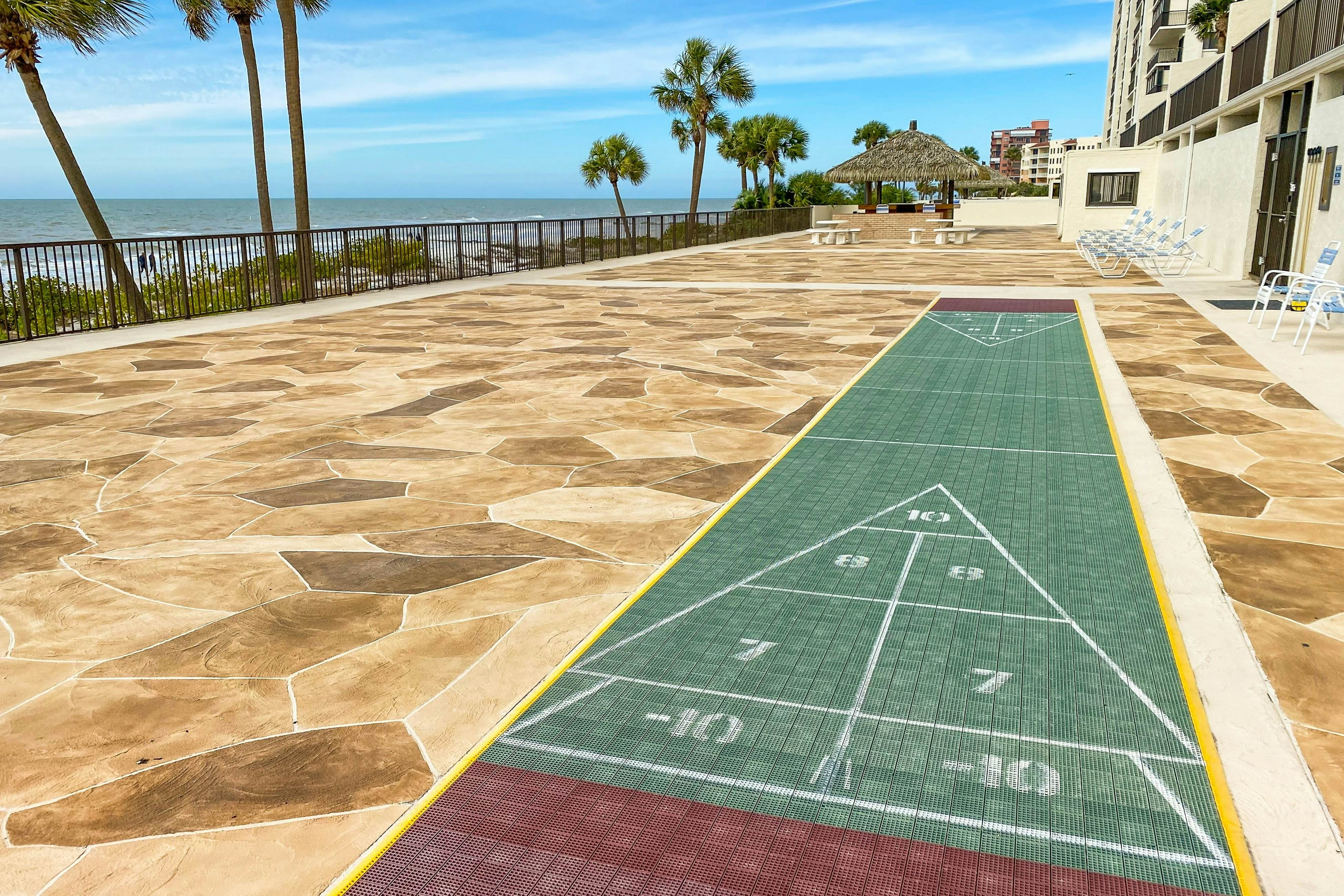 Oceanfront condo w/ stunning views, fully equipped kitchen, shared hot tub/pool