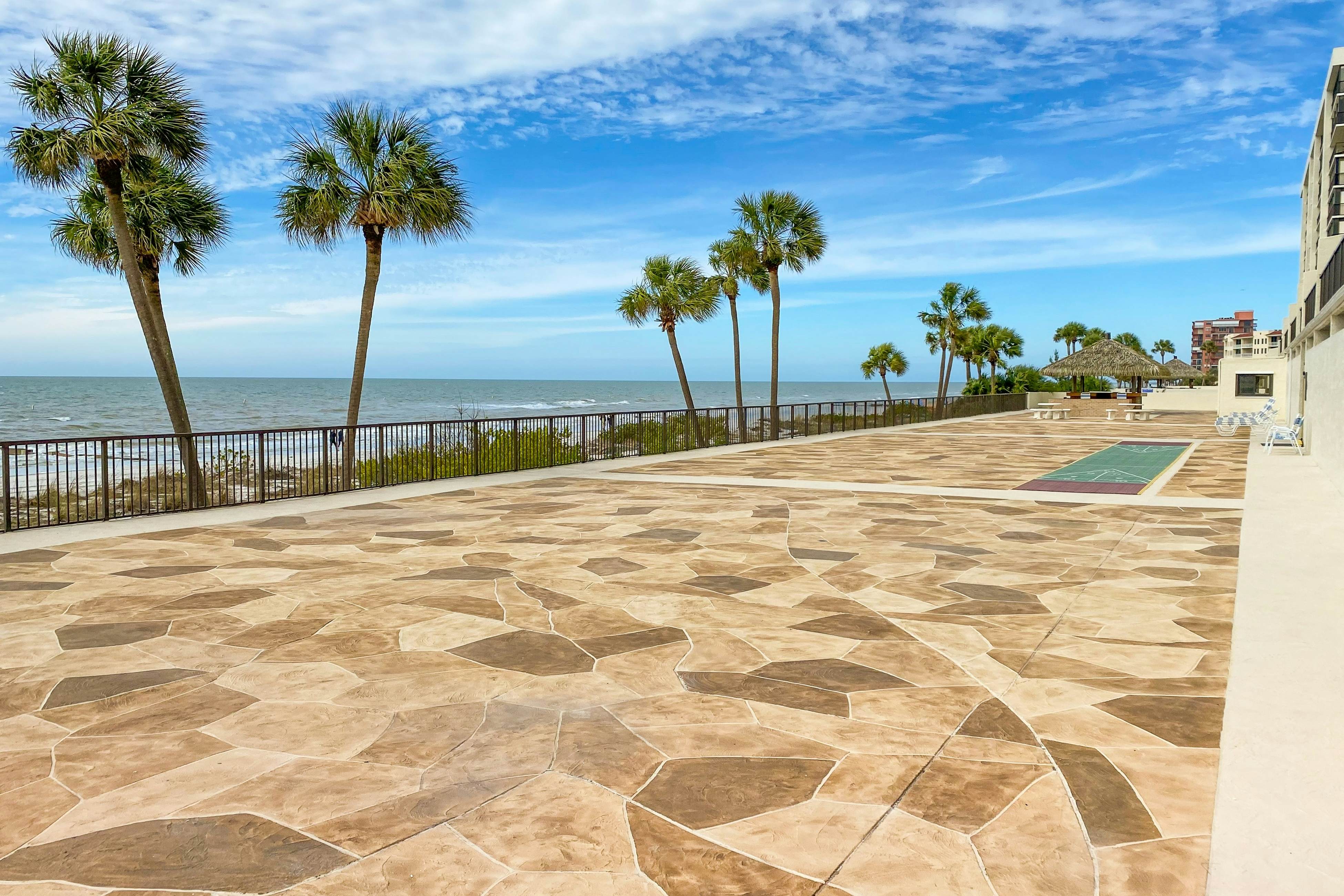 Oceanfront condo w/ stunning views, fully equipped kitchen, shared hot tub/pool