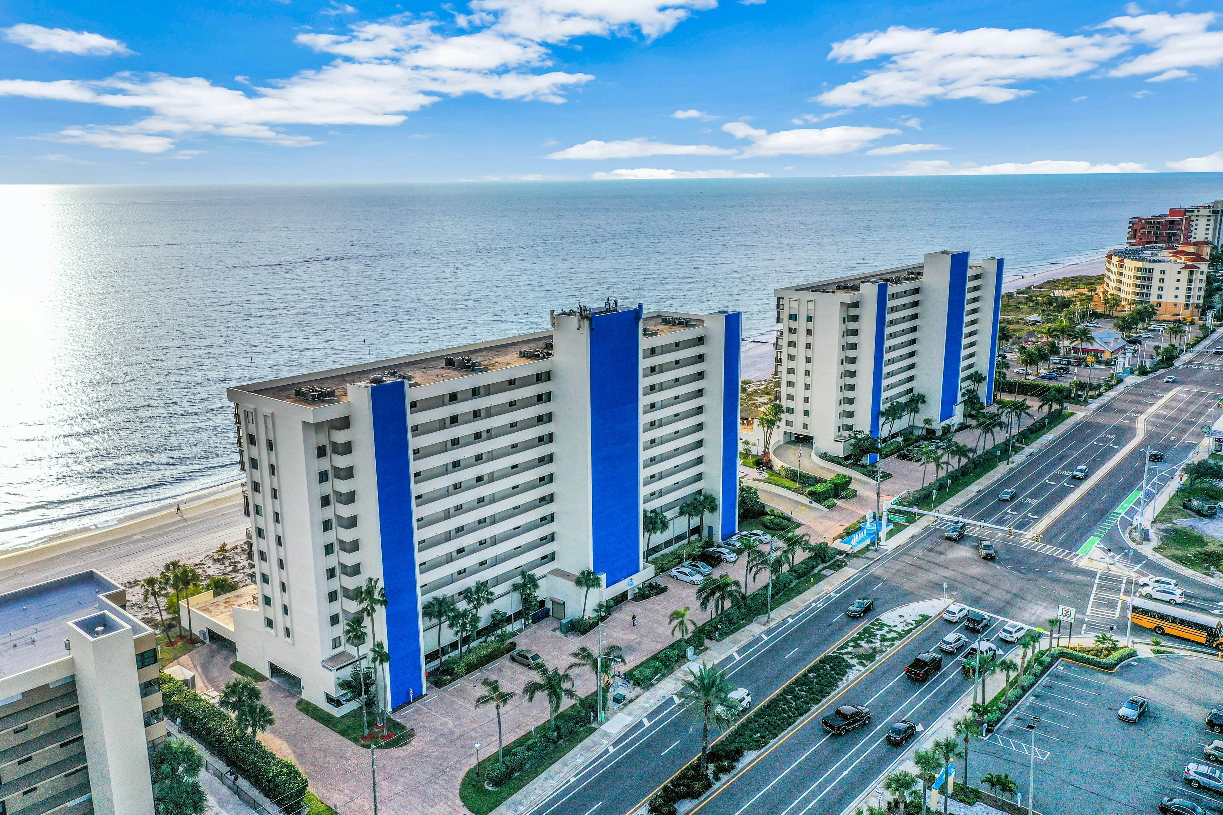 Oceanfront condo w/ stunning views, fully equipped kitchen, shared hot tub/pool