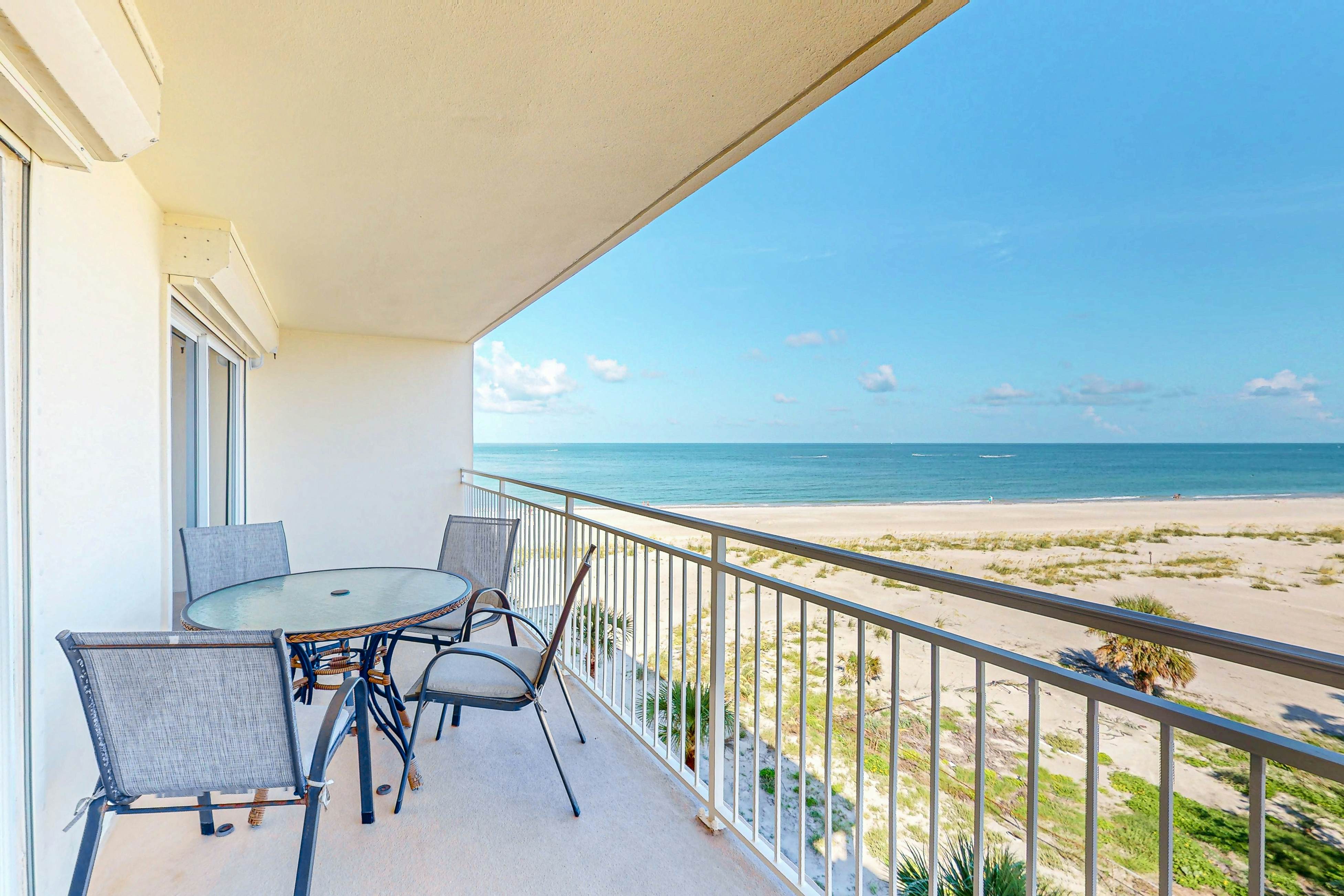 Gulf front with sunset views, heated pool, direct beach access, WIFI and WD