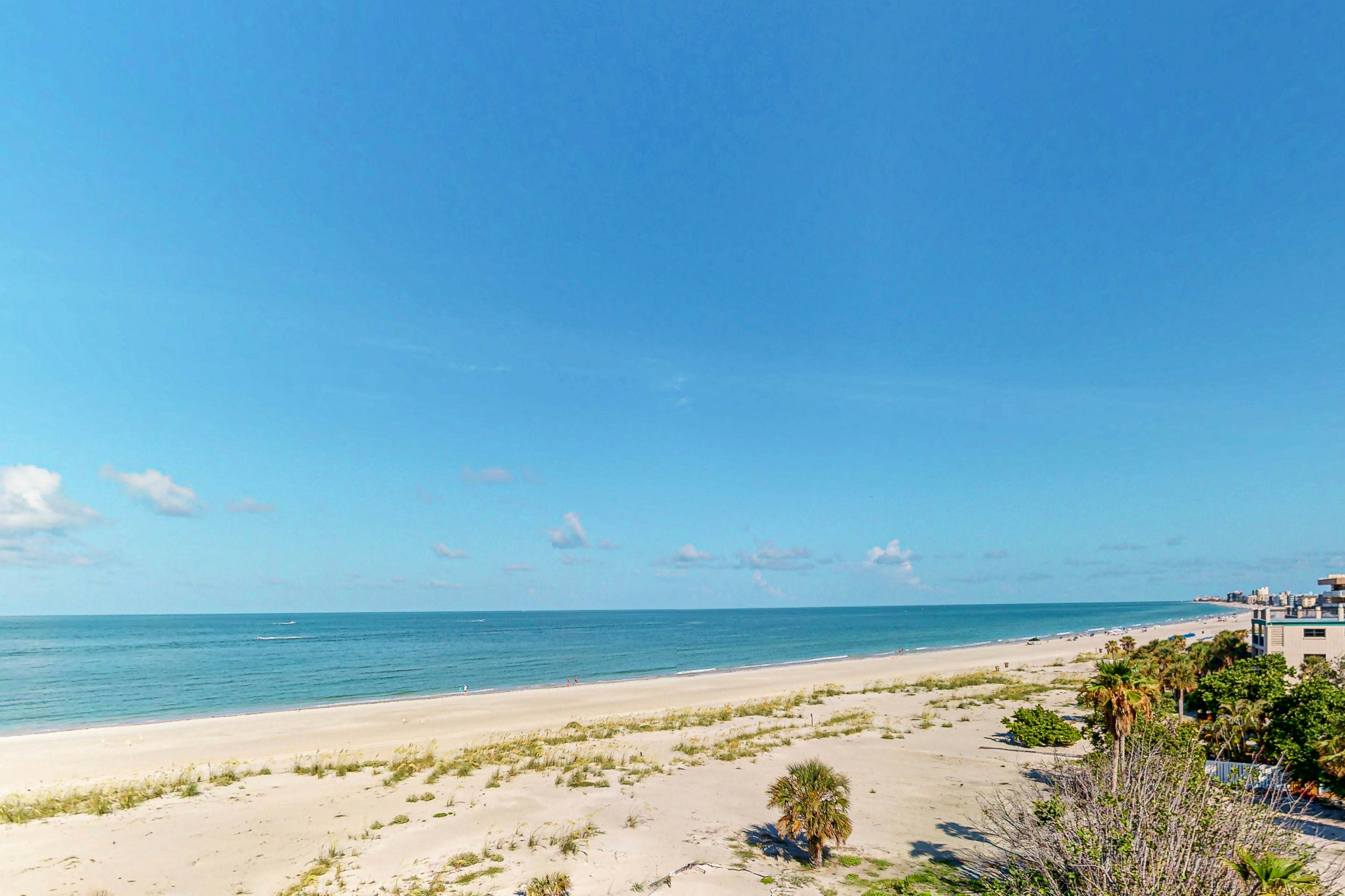 Gulf front with sunset views, heated pool, direct beach access, WIFI and WD