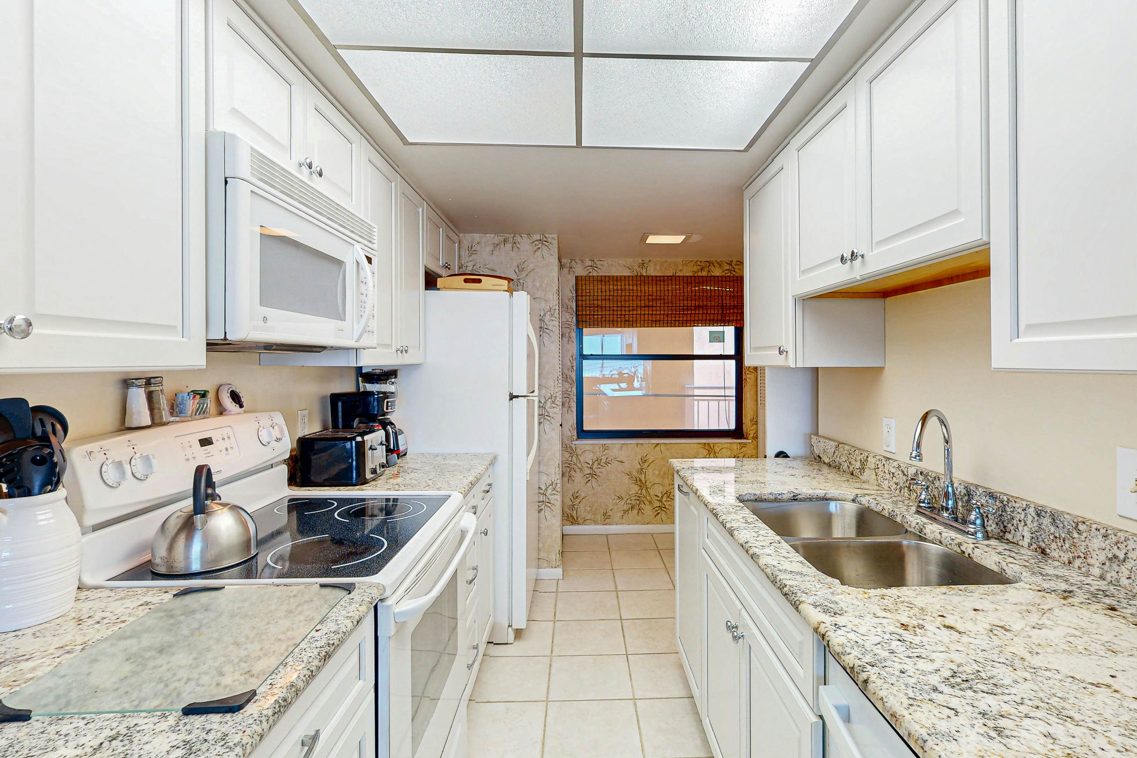 Gulf front with sunset views, heated pool, direct beach access, WIFI and WD