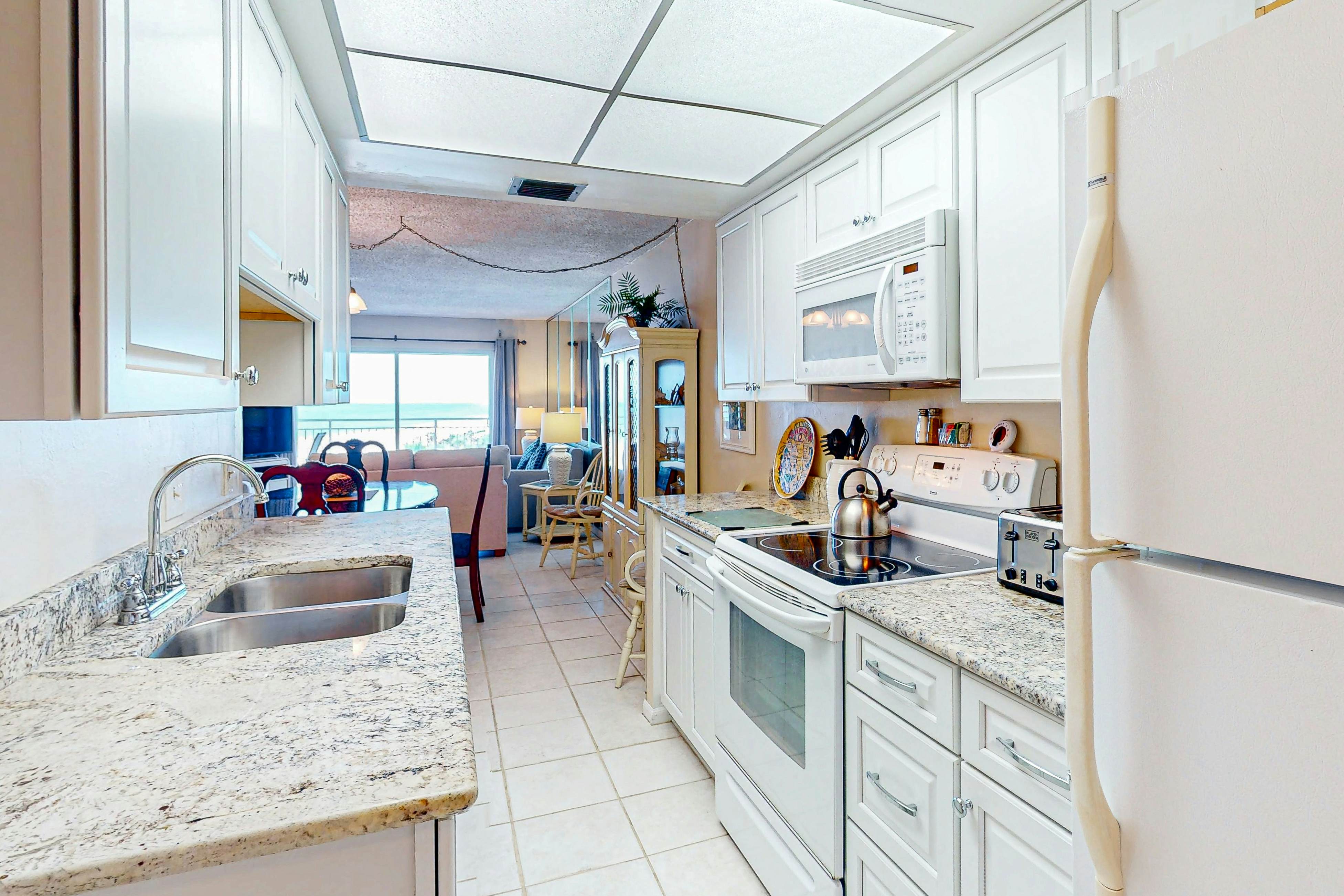 Gulf front with sunset views, heated pool, direct beach access, WIFI and WD