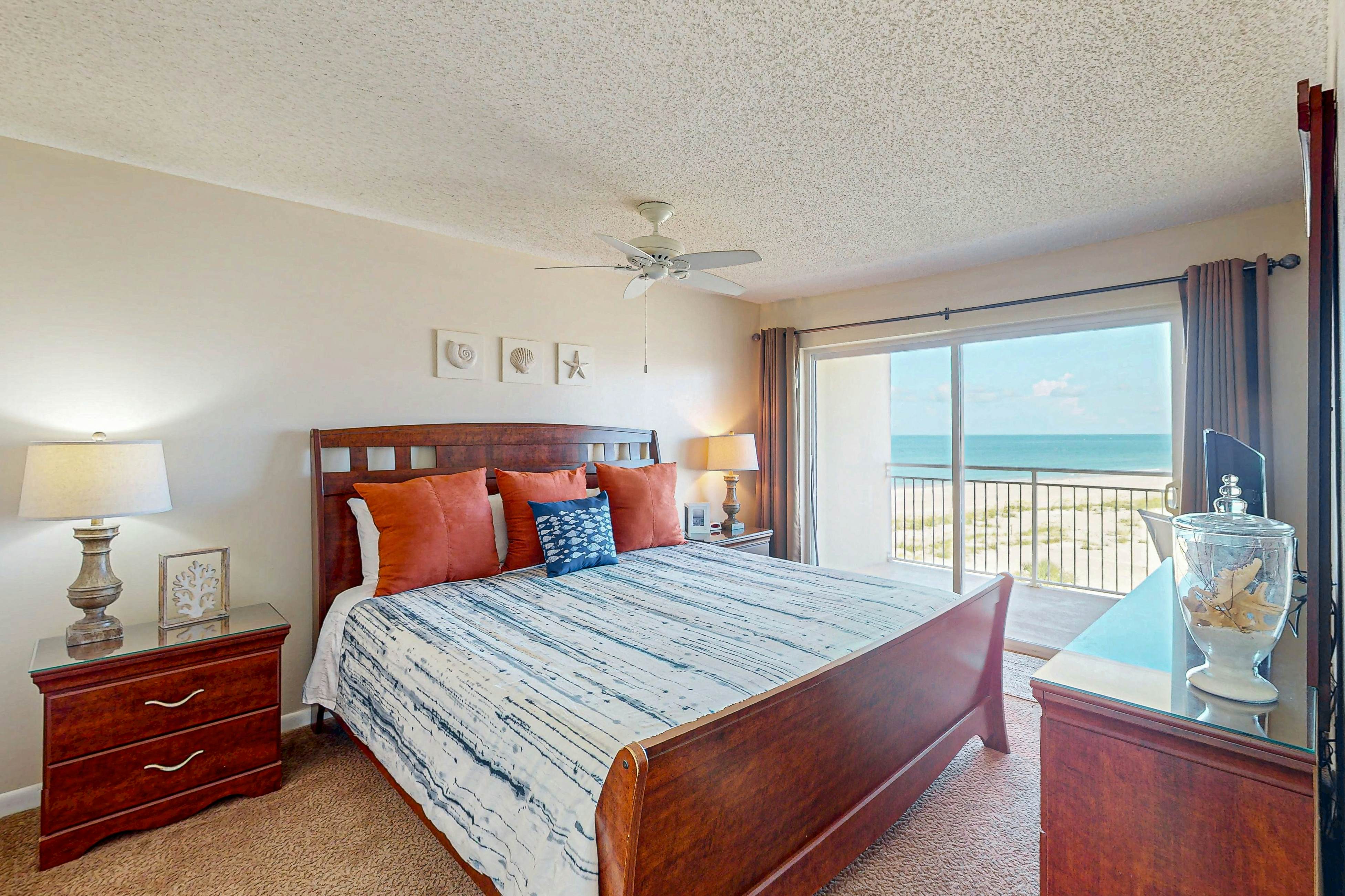 Gulf front with sunset views, heated pool, direct beach access, WIFI and WD