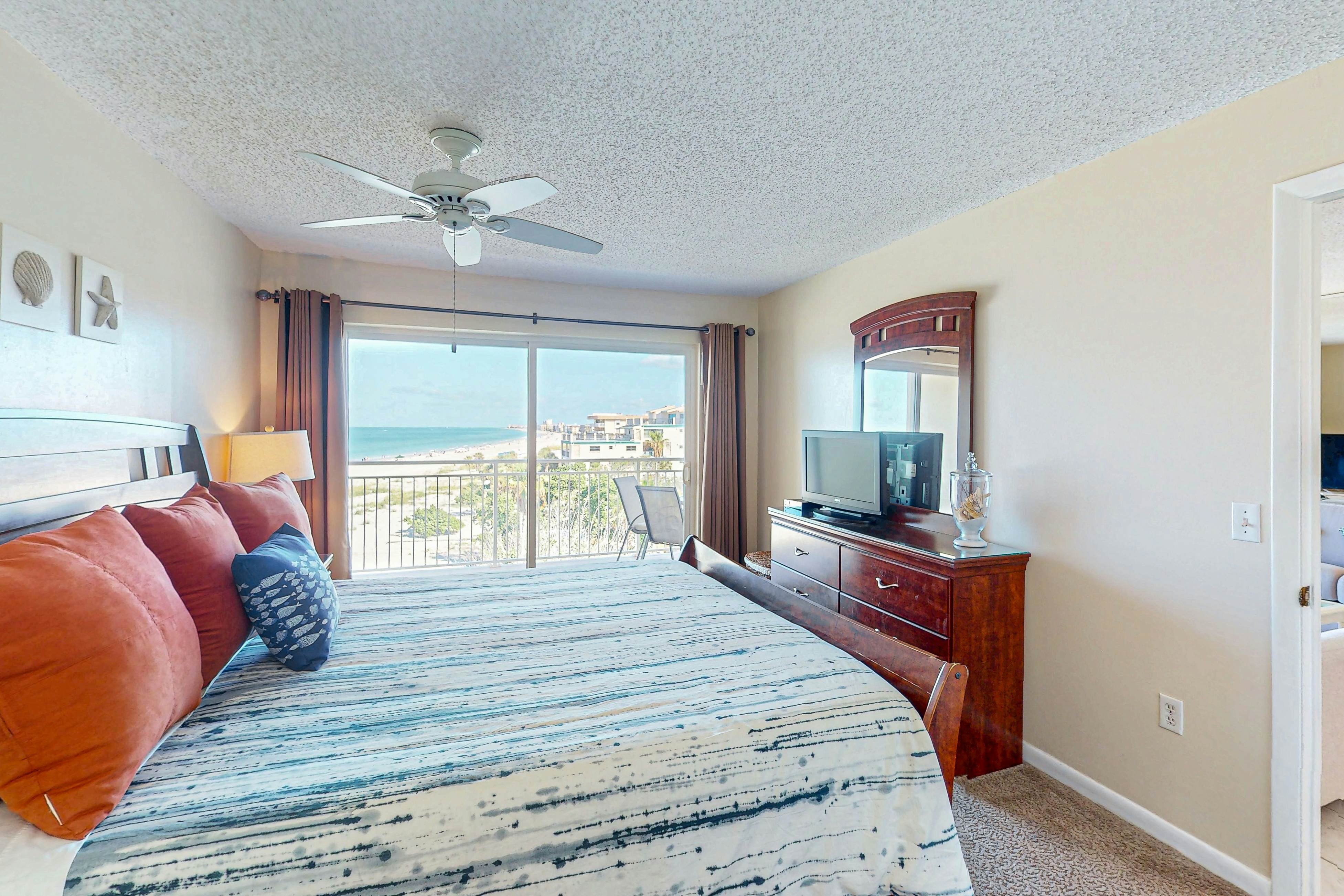 Gulf front with sunset views, heated pool, direct beach access, WIFI and WD