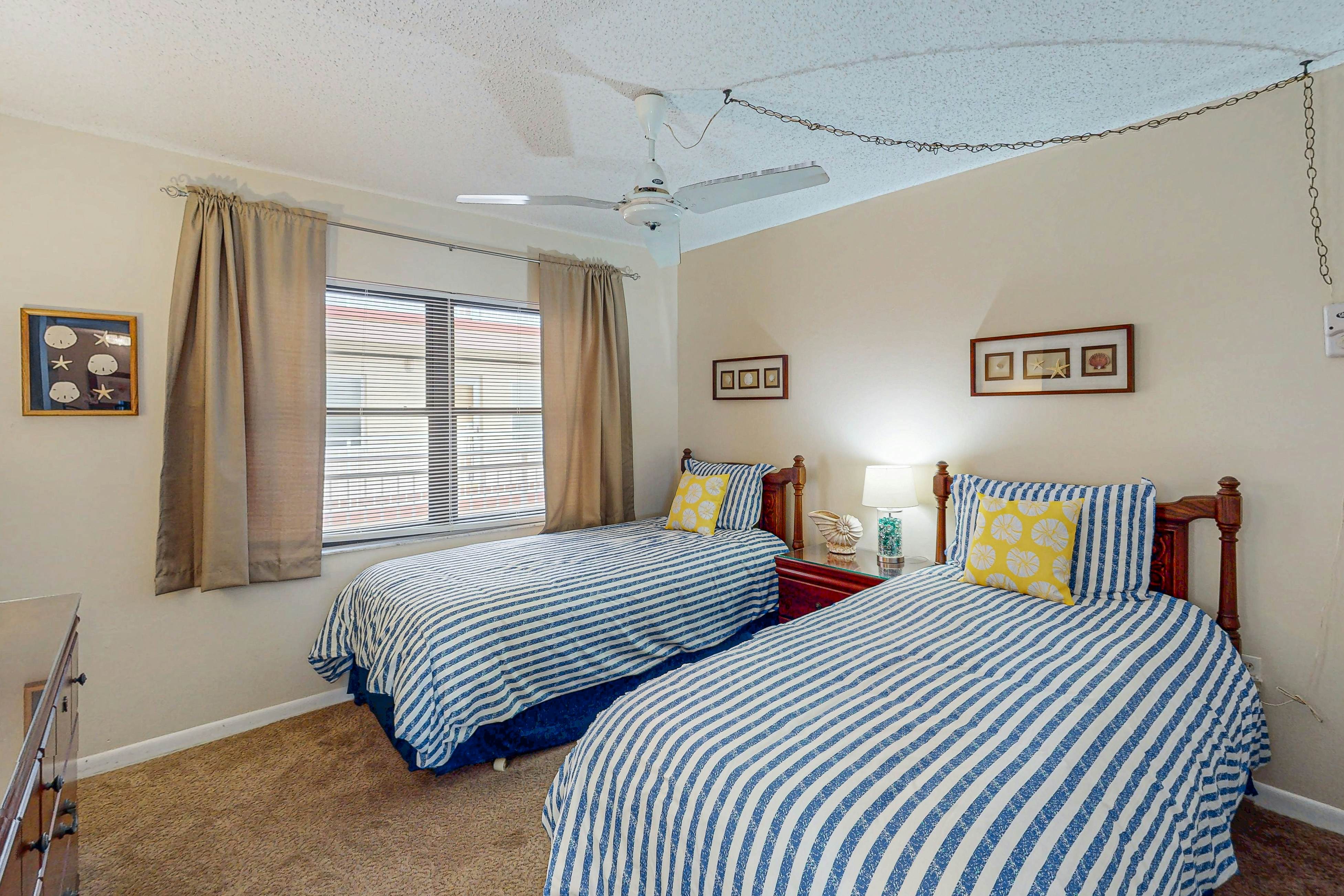 Gulf front with sunset views, heated pool, direct beach access, WIFI and WD