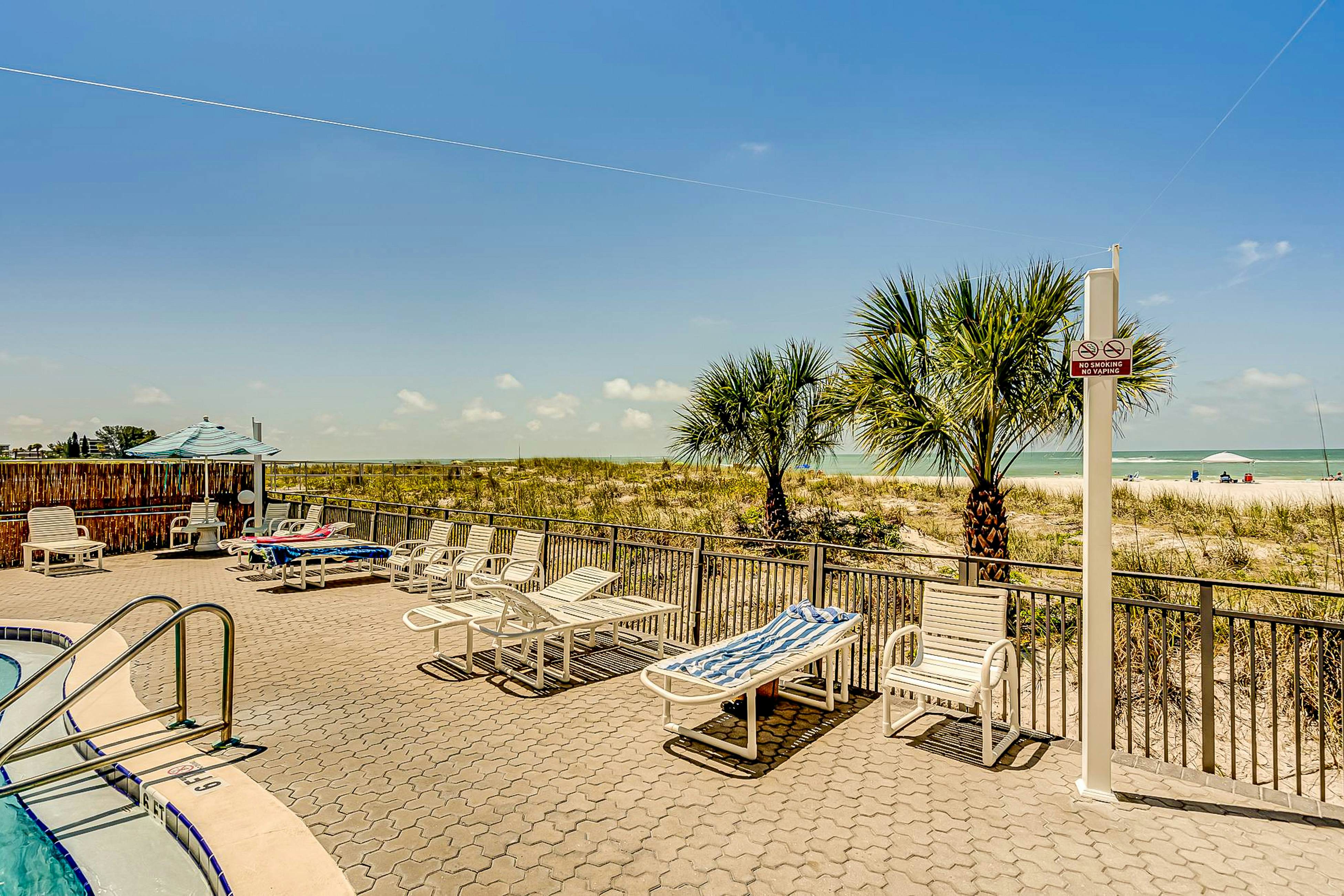 Gulf front with sunset views, heated pool, direct beach access, WIFI and WD