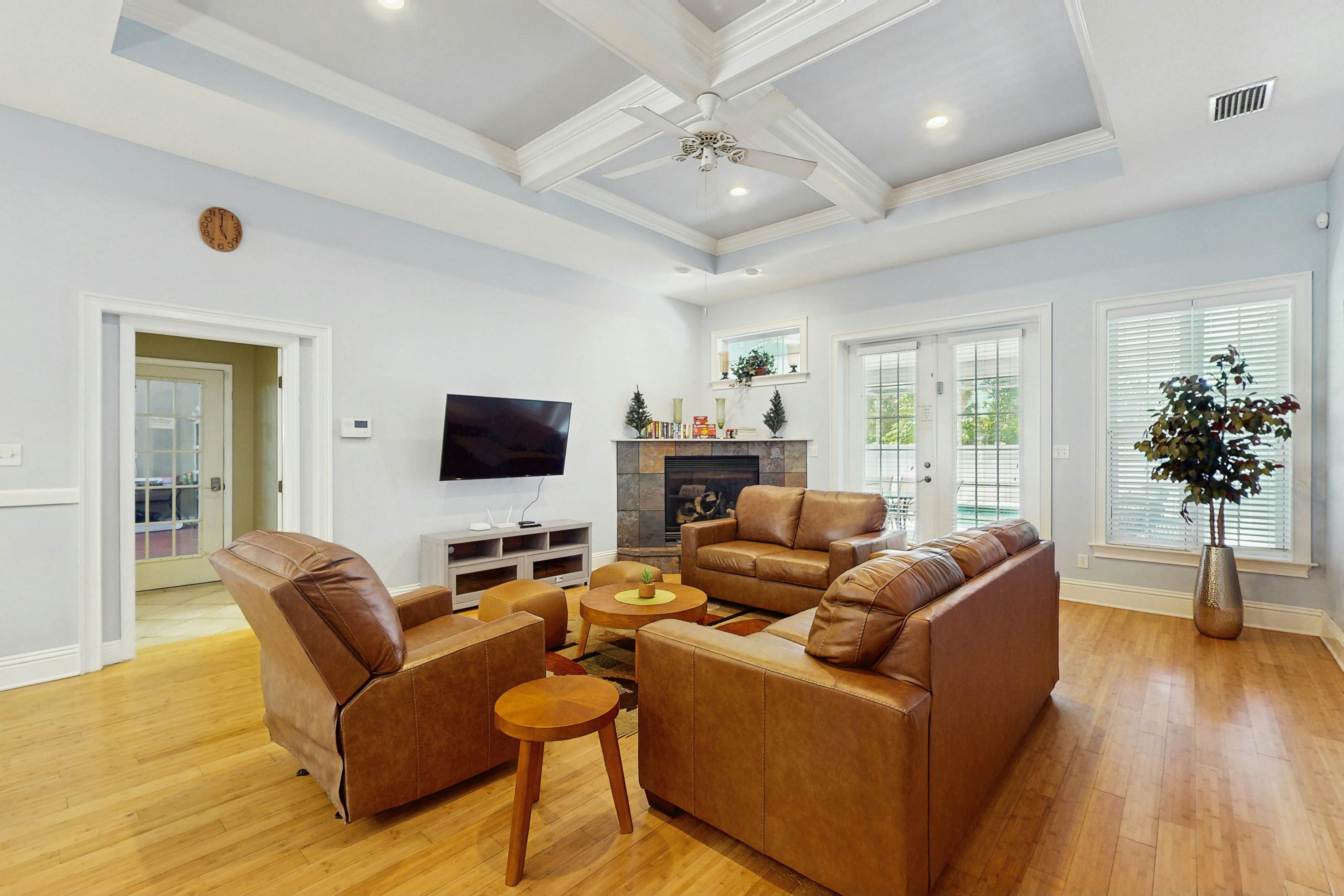 Single Story Home w/Private Pool, Fenced BackYard, Gas Grill, Fireplace, and A/C