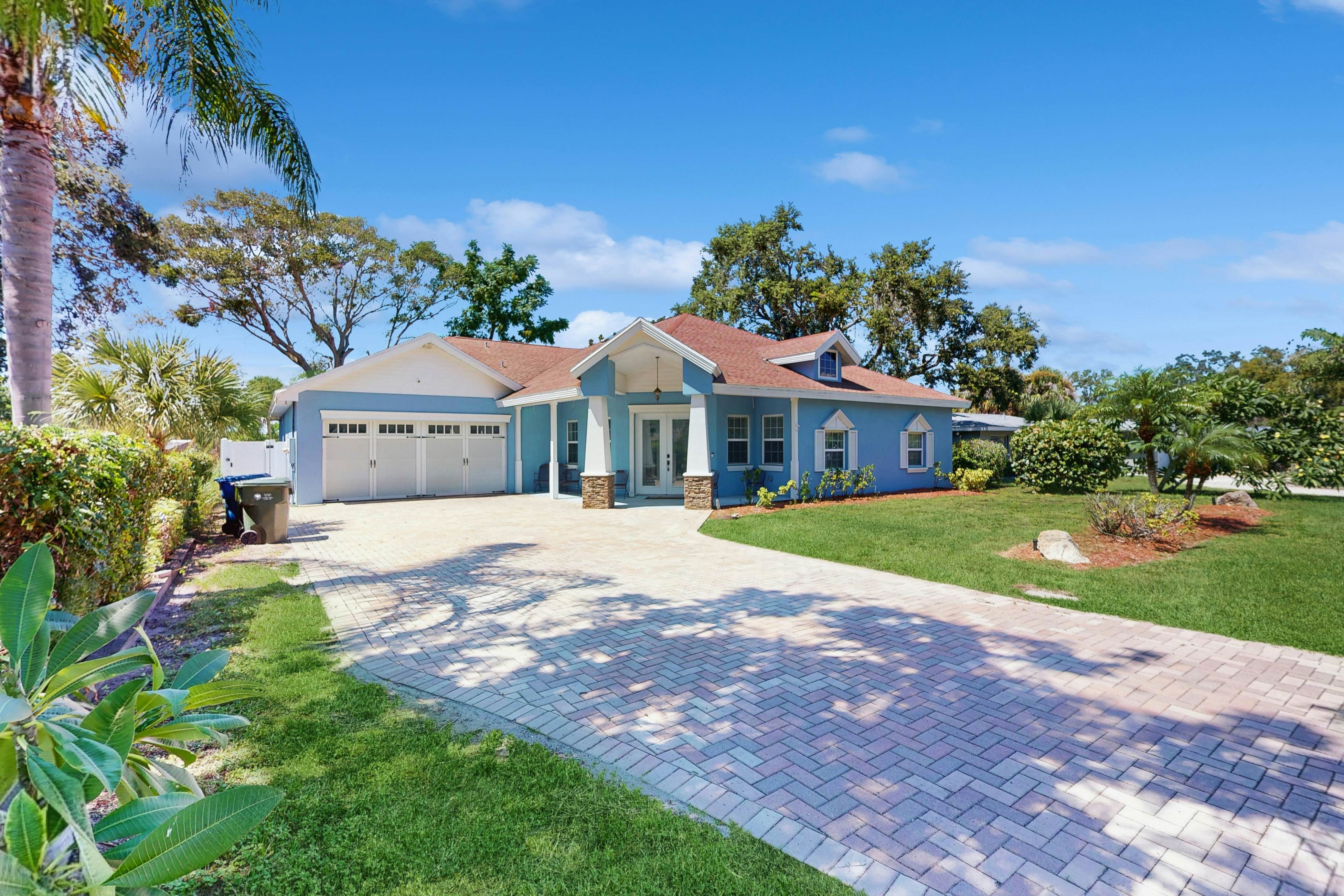 Single Story Home w/Private Pool, Fenced BackYard, Gas Grill, Fireplace, and A/C