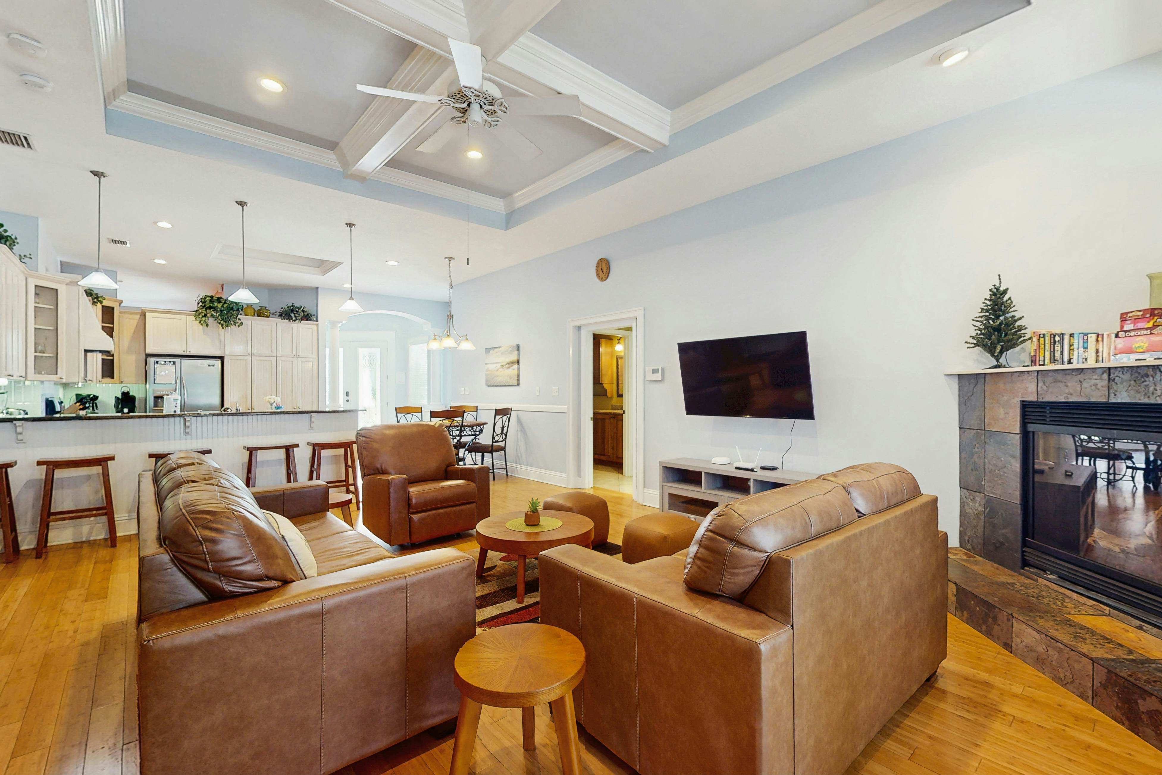 Single Story Home w/Private Pool, Fenced BackYard, Gas Grill, Fireplace, and A/C