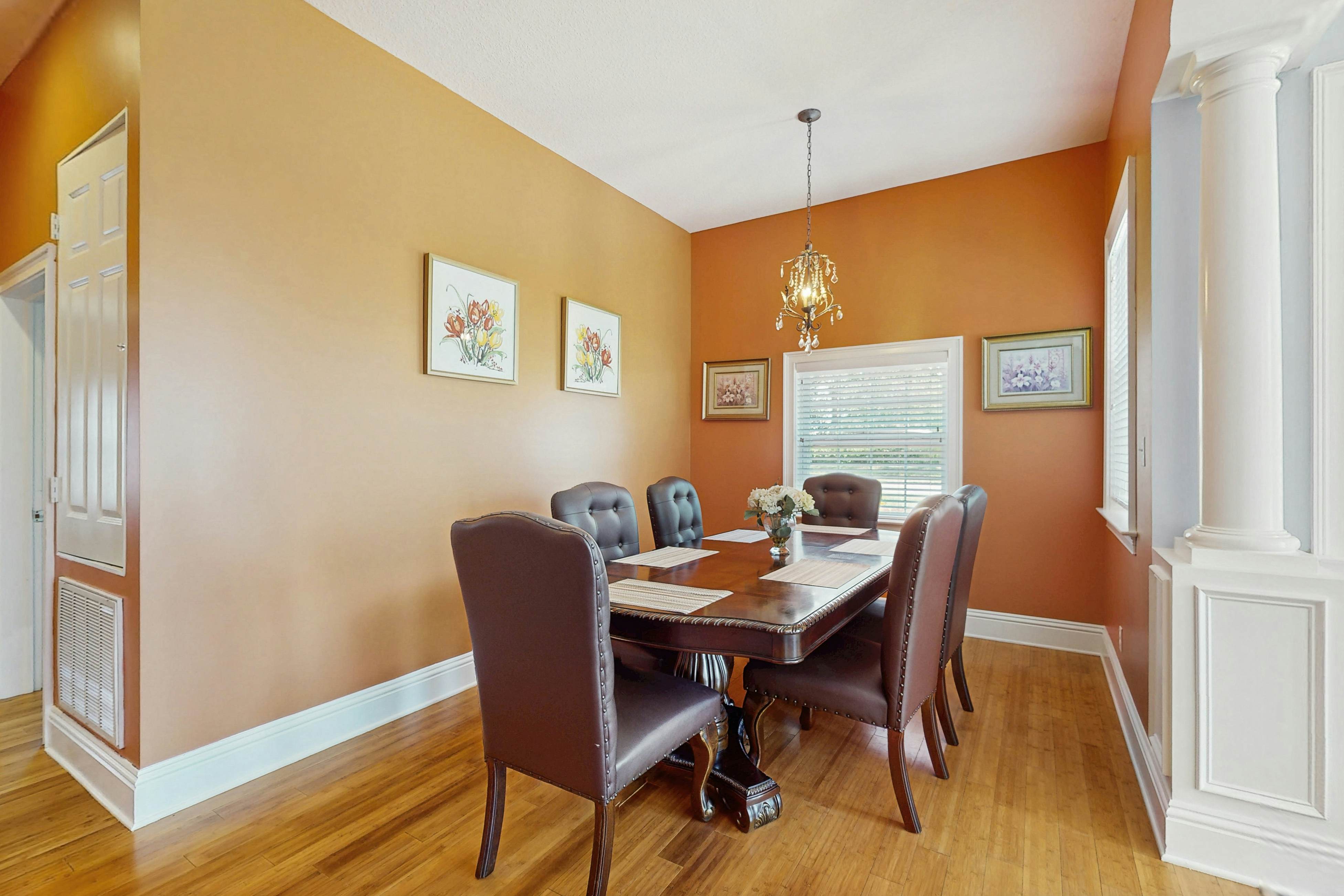 Single Story Home w/Private Pool, Fenced BackYard, Gas Grill, Fireplace, and A/C