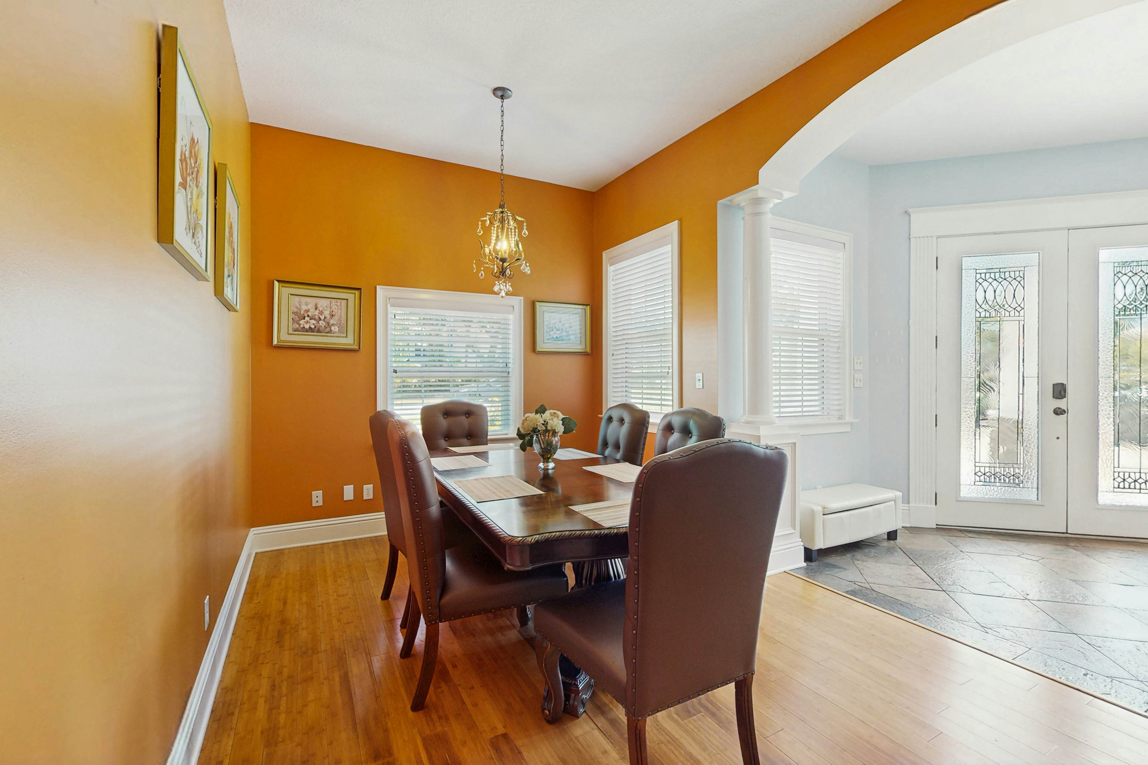 Single Story Home w/Private Pool, Fenced BackYard, Gas Grill, Fireplace, and A/C