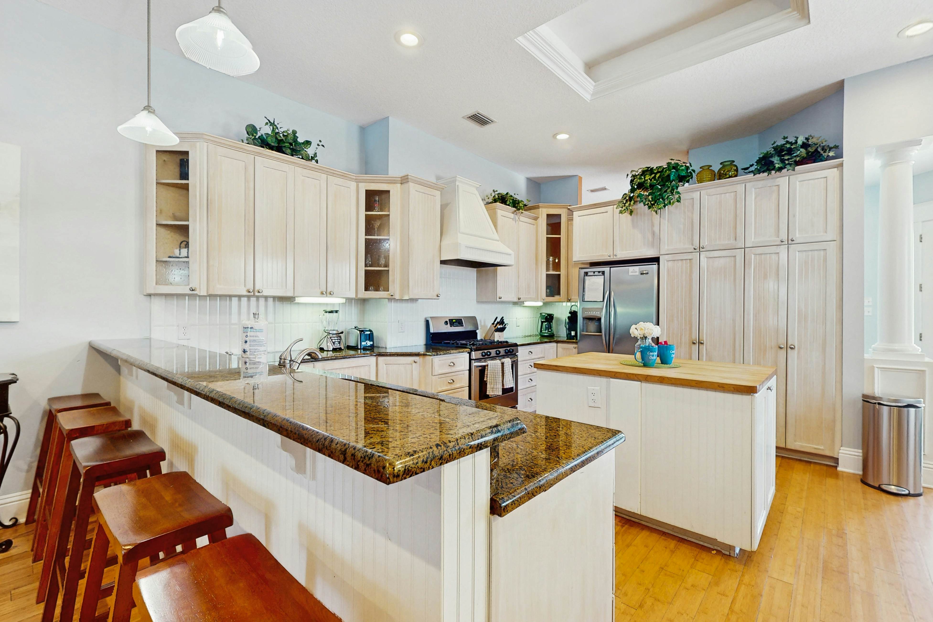 Single Story Home w/Private Pool, Fenced BackYard, Gas Grill, Fireplace, and A/C