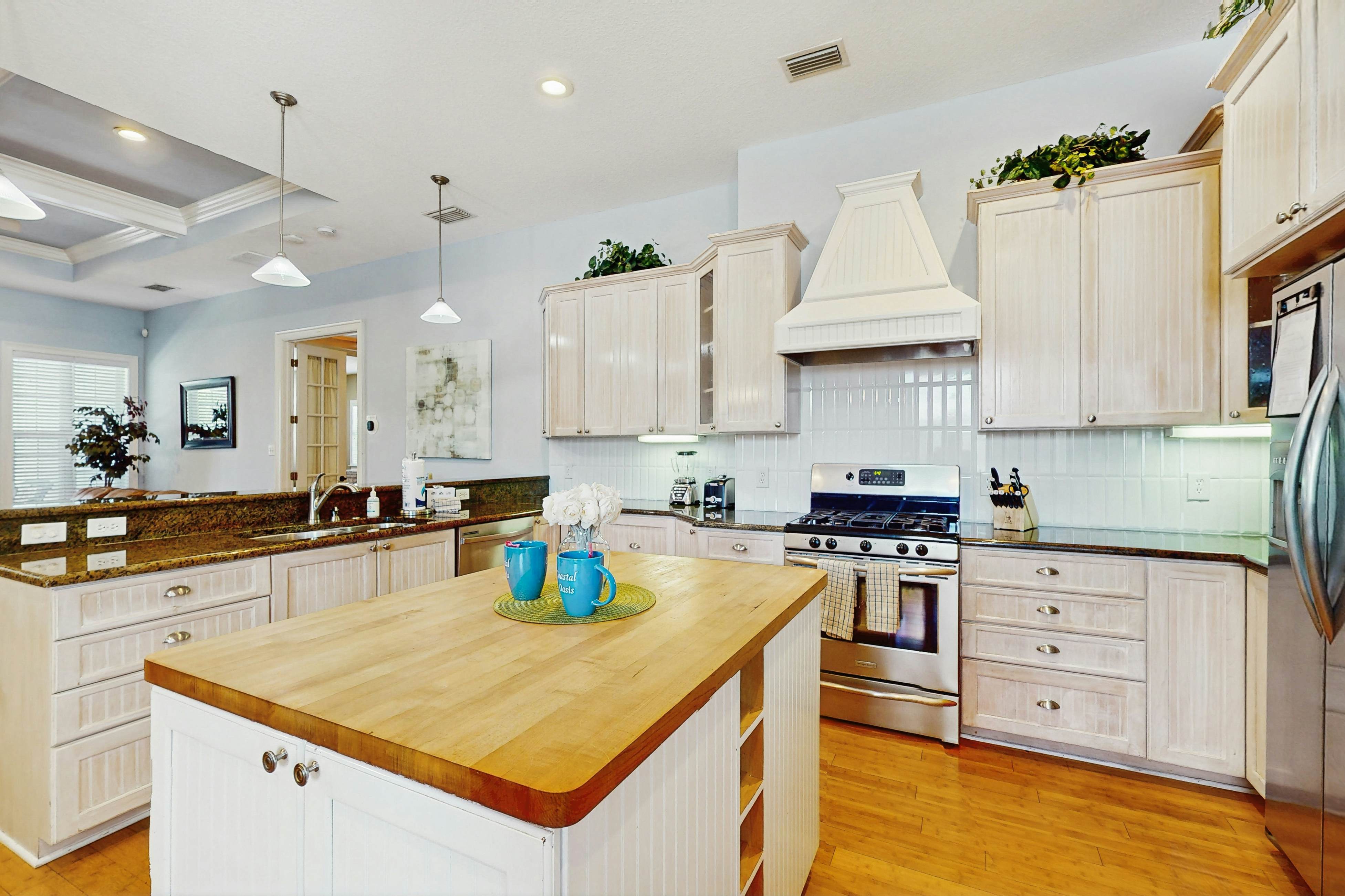 Single Story Home w/Private Pool, Fenced BackYard, Gas Grill, Fireplace, and A/C