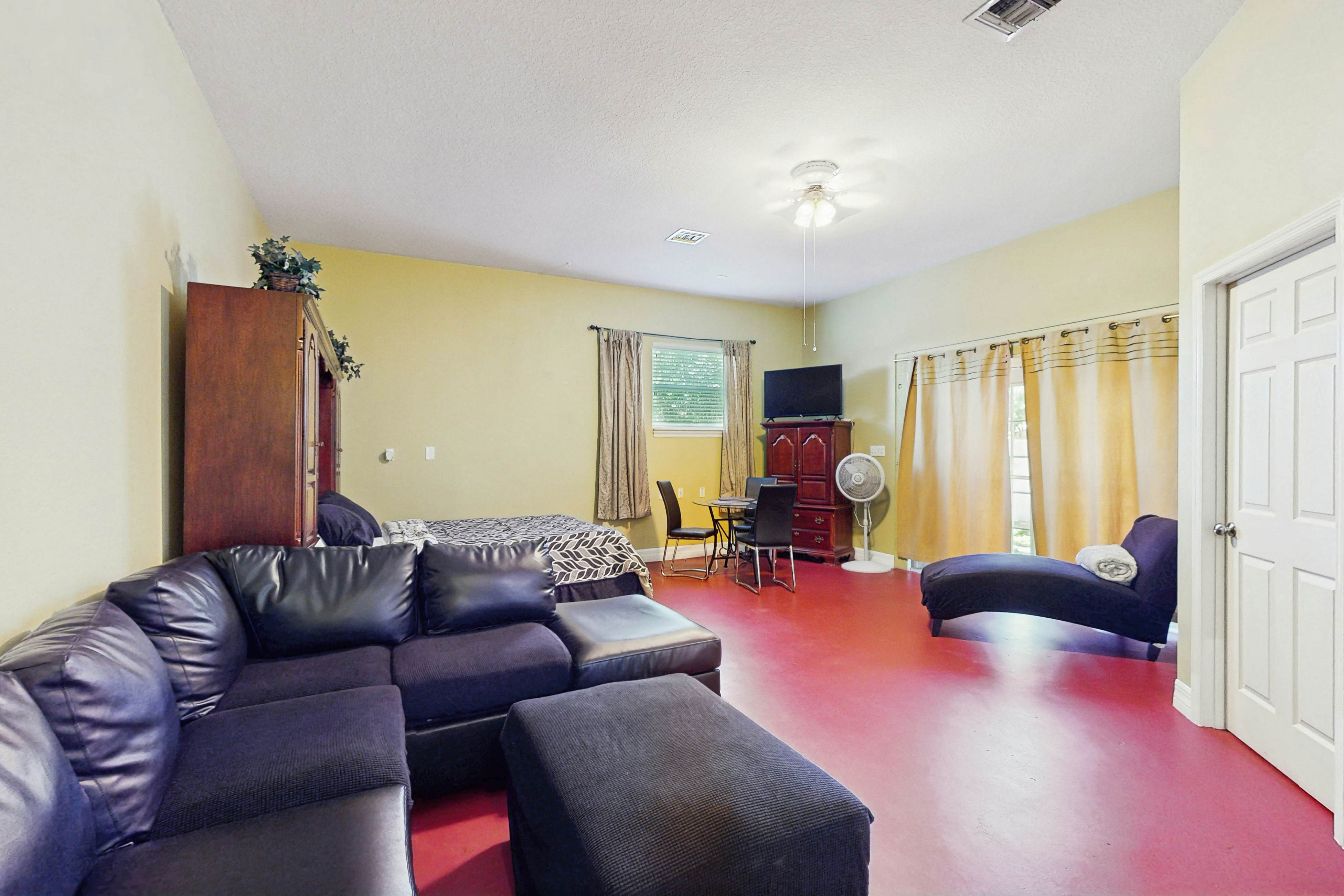 Single Story Home w/Private Pool, Fenced BackYard, Gas Grill, Fireplace, and A/C