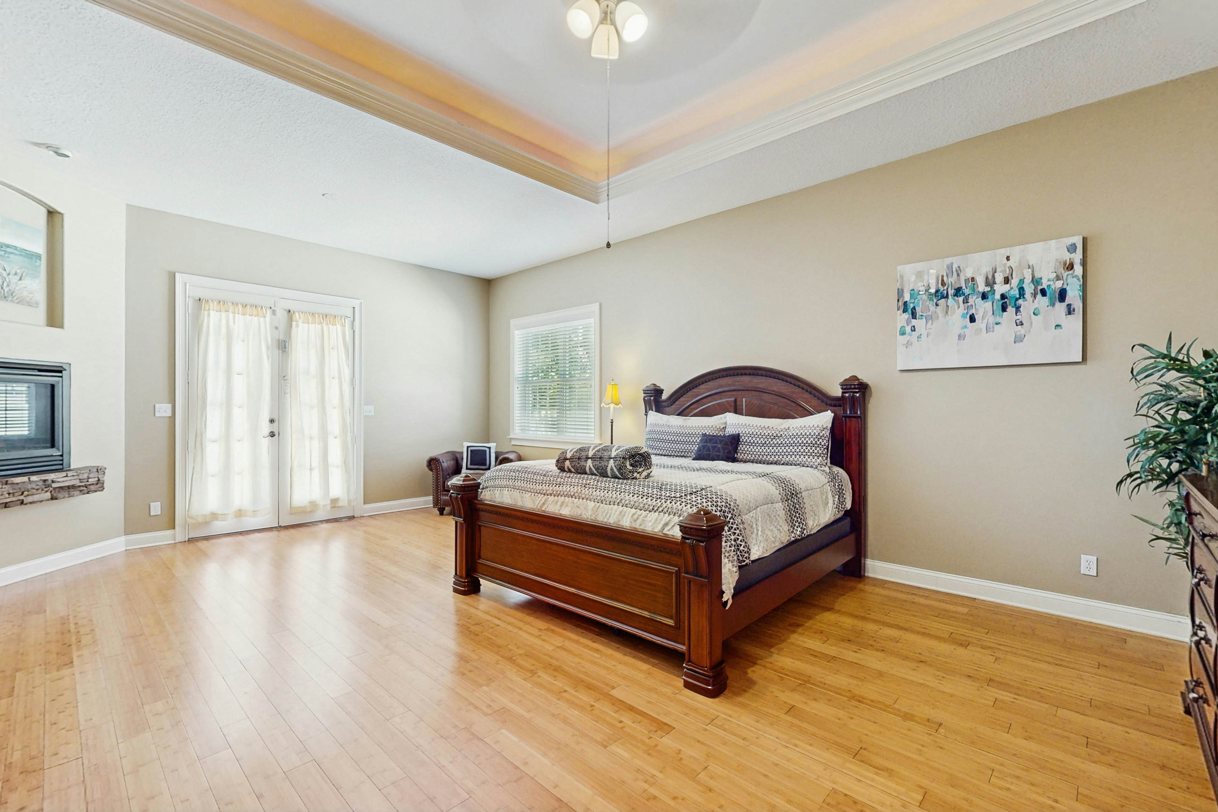 Single Story Home w/Private Pool, Fenced BackYard, Gas Grill, Fireplace, and A/C