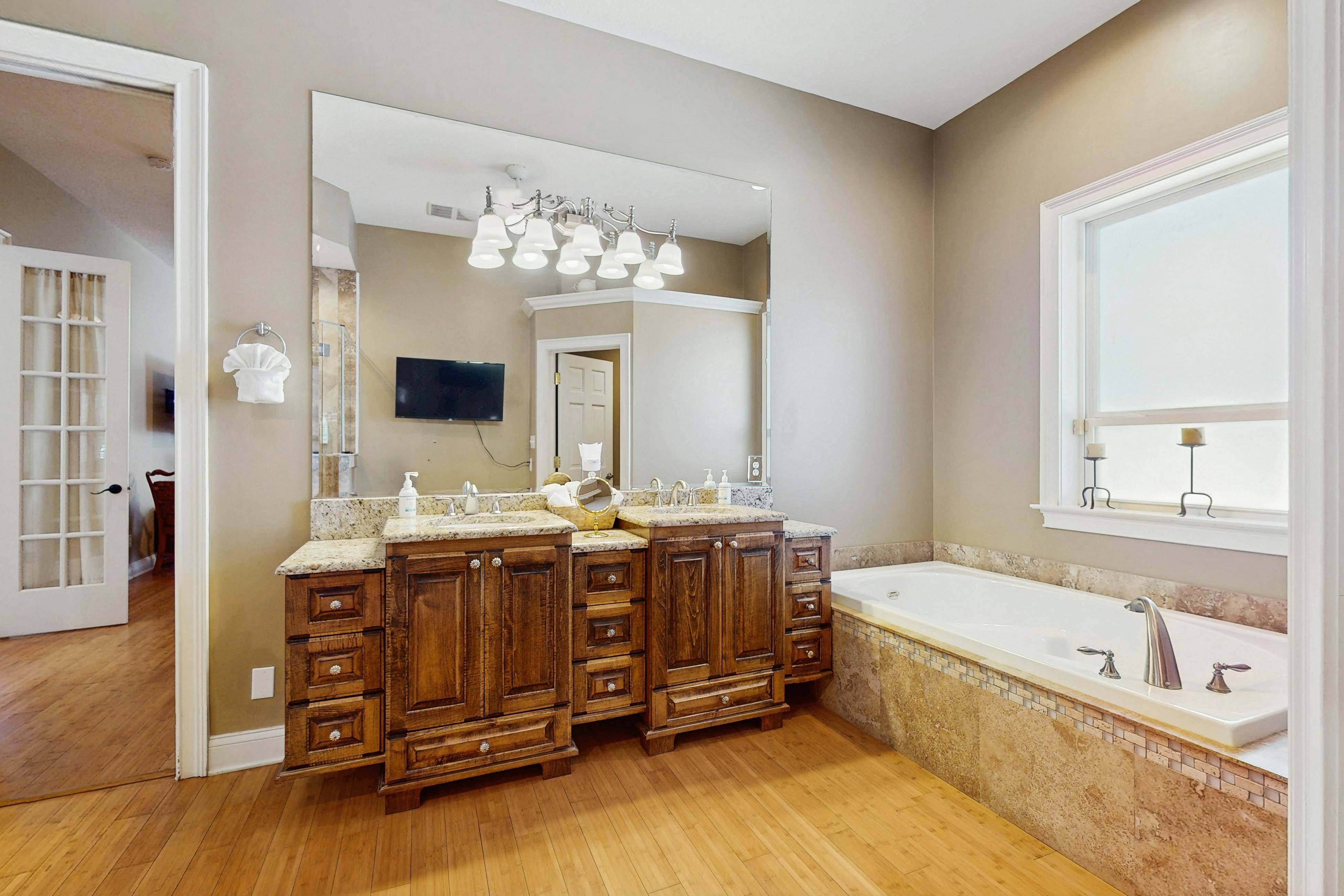 Single Story Home w/Private Pool, Fenced BackYard, Gas Grill, Fireplace, and A/C