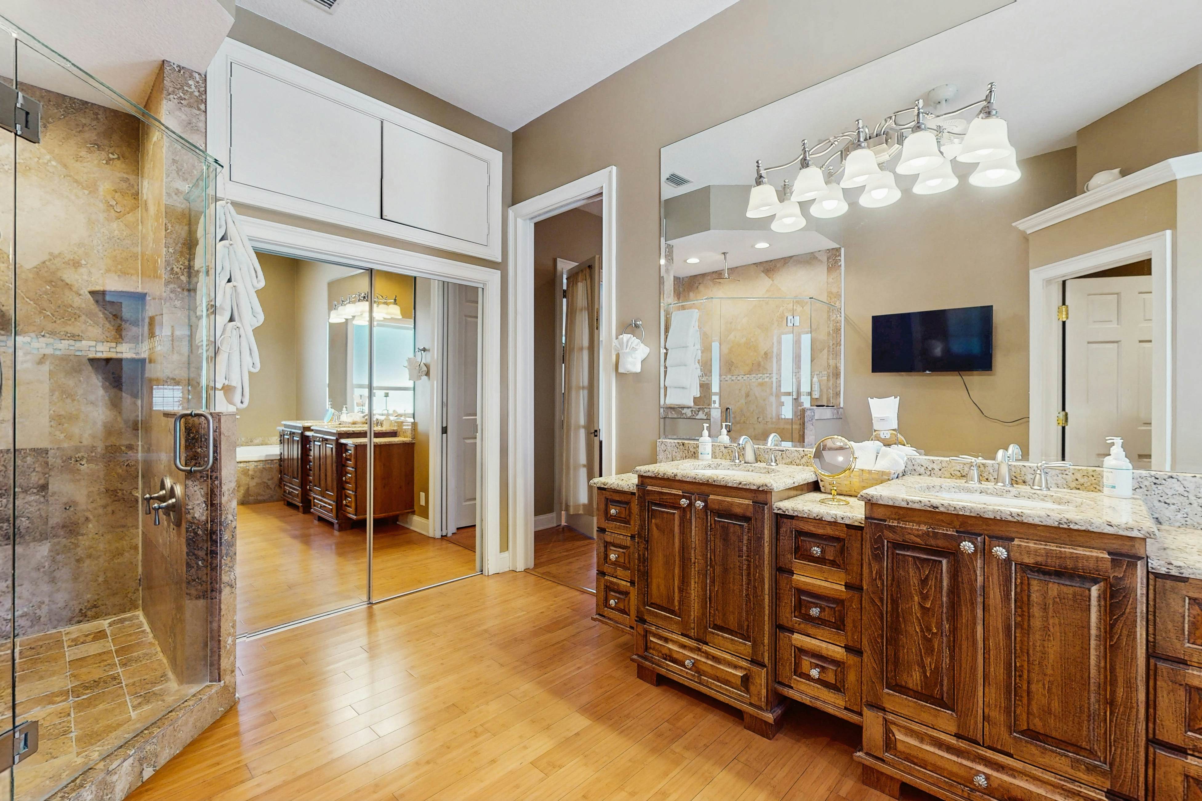 Single Story Home w/Private Pool, Fenced BackYard, Gas Grill, Fireplace, and A/C