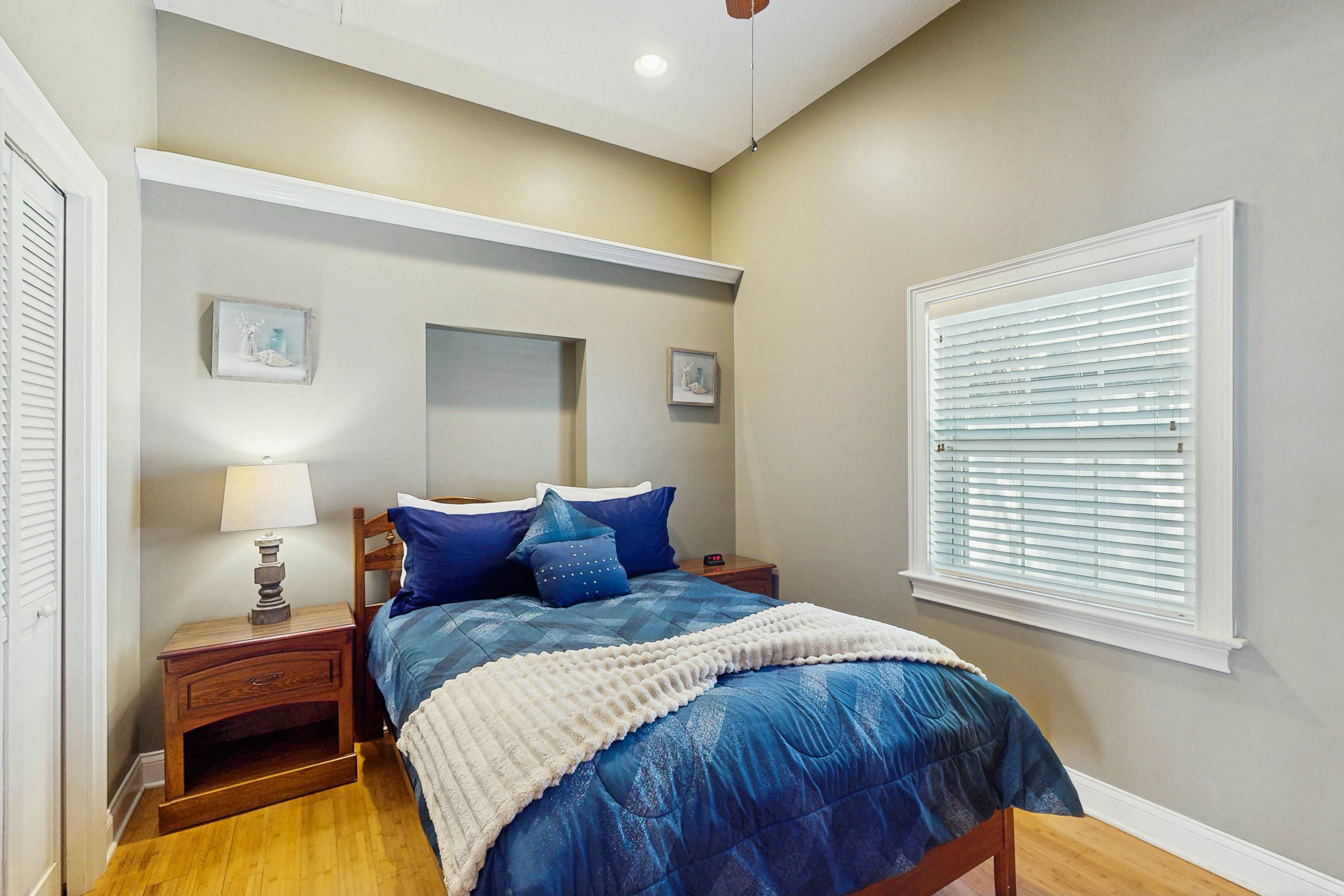 Single Story Home w/Private Pool, Fenced BackYard, Gas Grill, Fireplace, and A/C