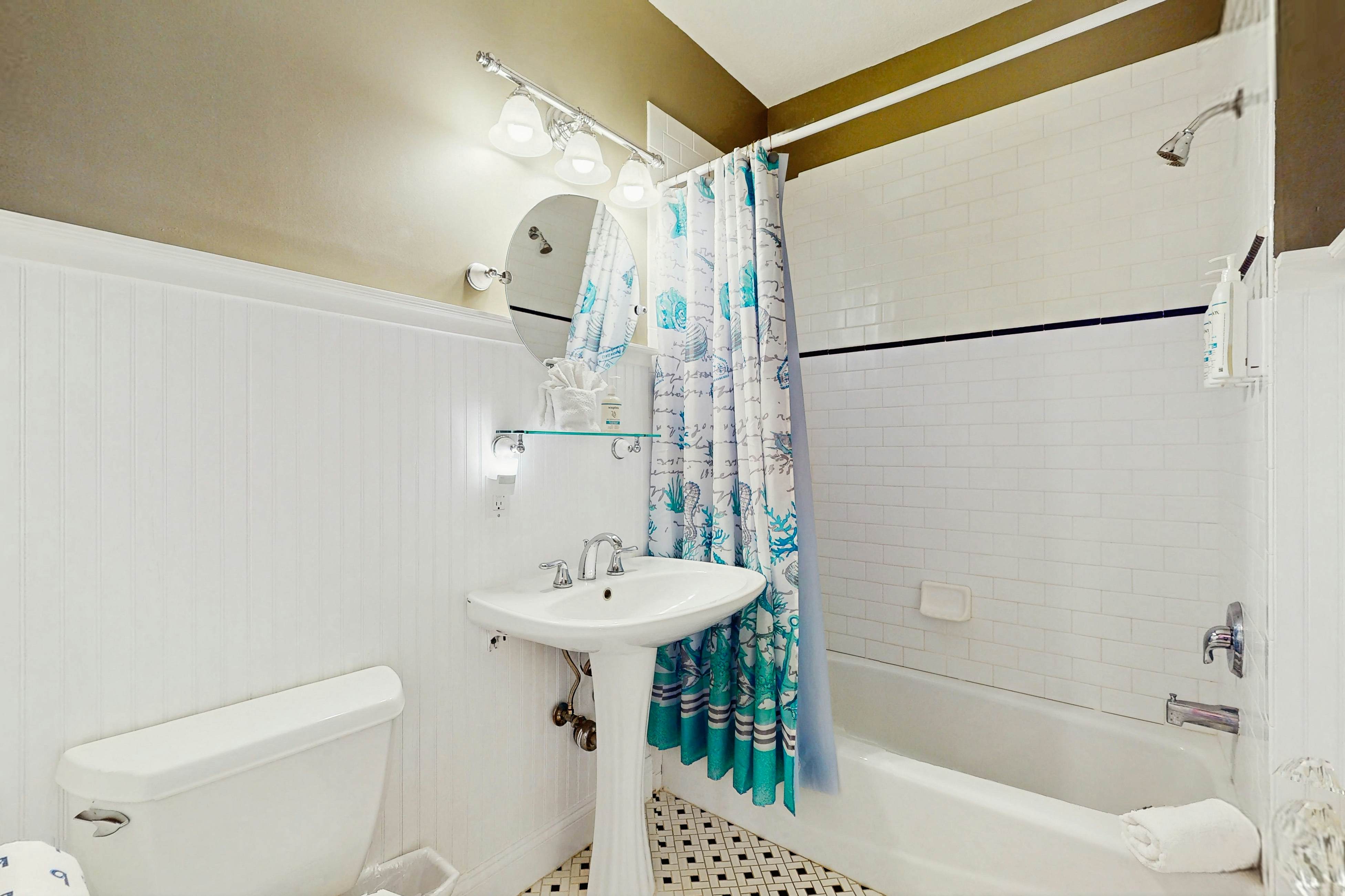 Single Story Home w/Private Pool, Fenced BackYard, Gas Grill, Fireplace, and A/C