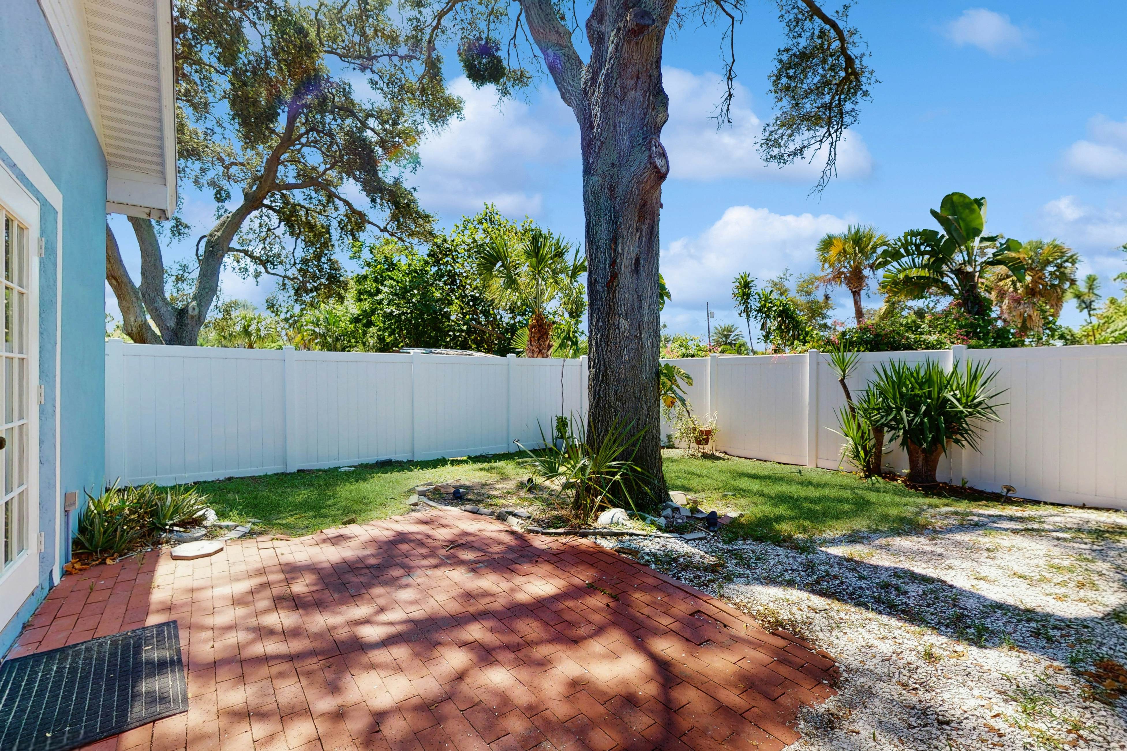 Single Story Home w/Private Pool, Fenced BackYard, Gas Grill, Fireplace, and A/C