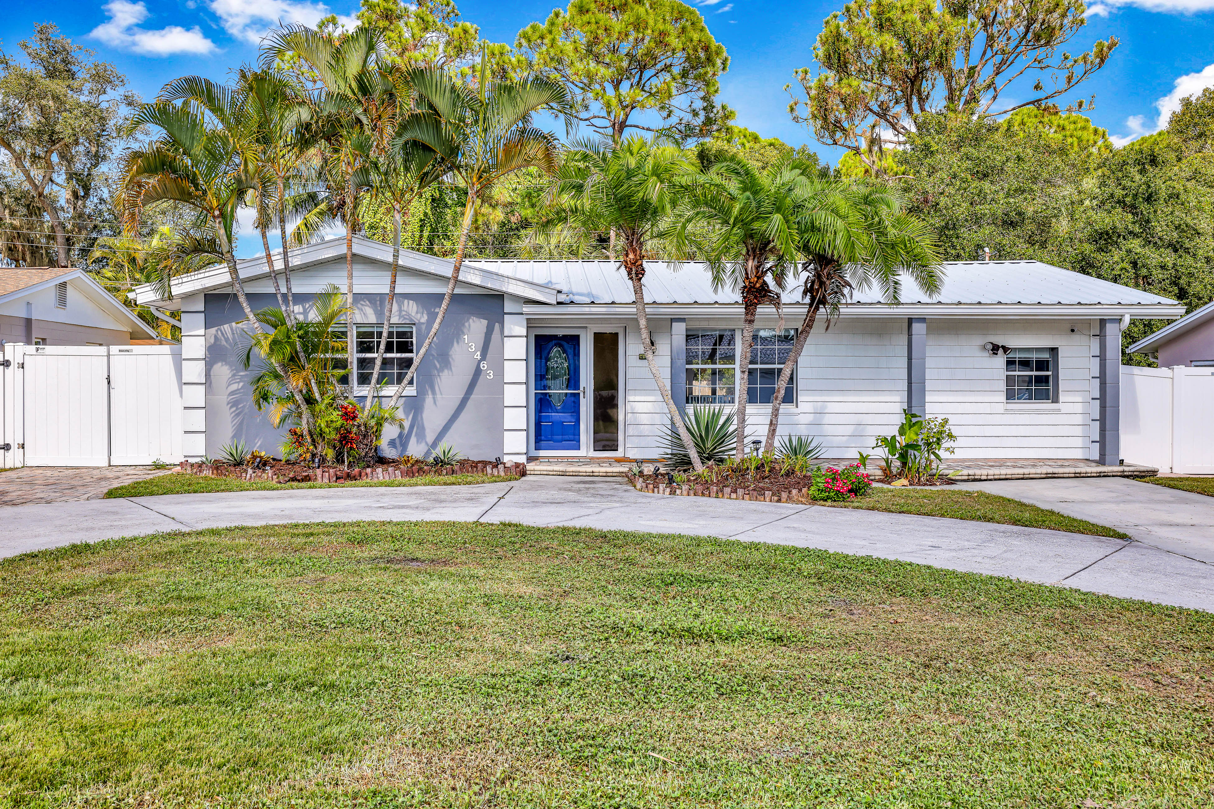 Dog friendly Oasis with Private Pool WiFi and Washer Dryer 5 Min to Beach