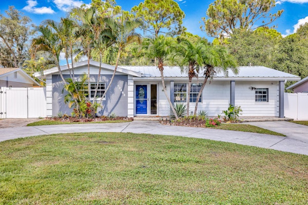 Dog friendly Oasis with Private Pool WiFi and Washer Dryer 5 Min to Beach