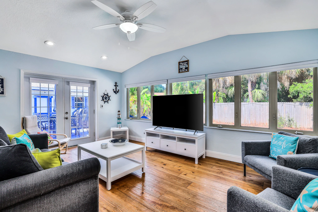 Dog friendly Oasis with Private Pool WiFi and Washer Dryer 5 Min to Beach