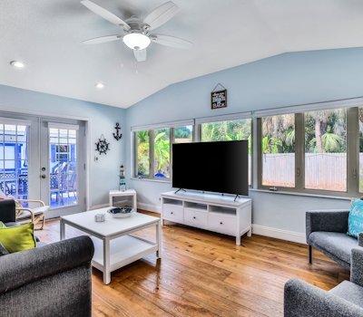 Dog friendly Oasis with Private Pool WiFi and Washer Dryer 5 Min to Beach