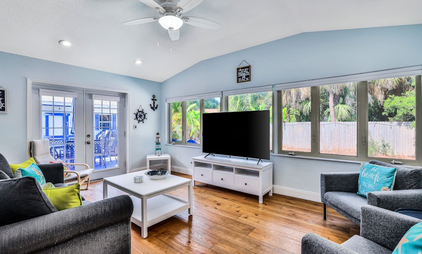 Dog friendly Oasis with Private Pool WiFi and Washer Dryer 5 Min to Beach