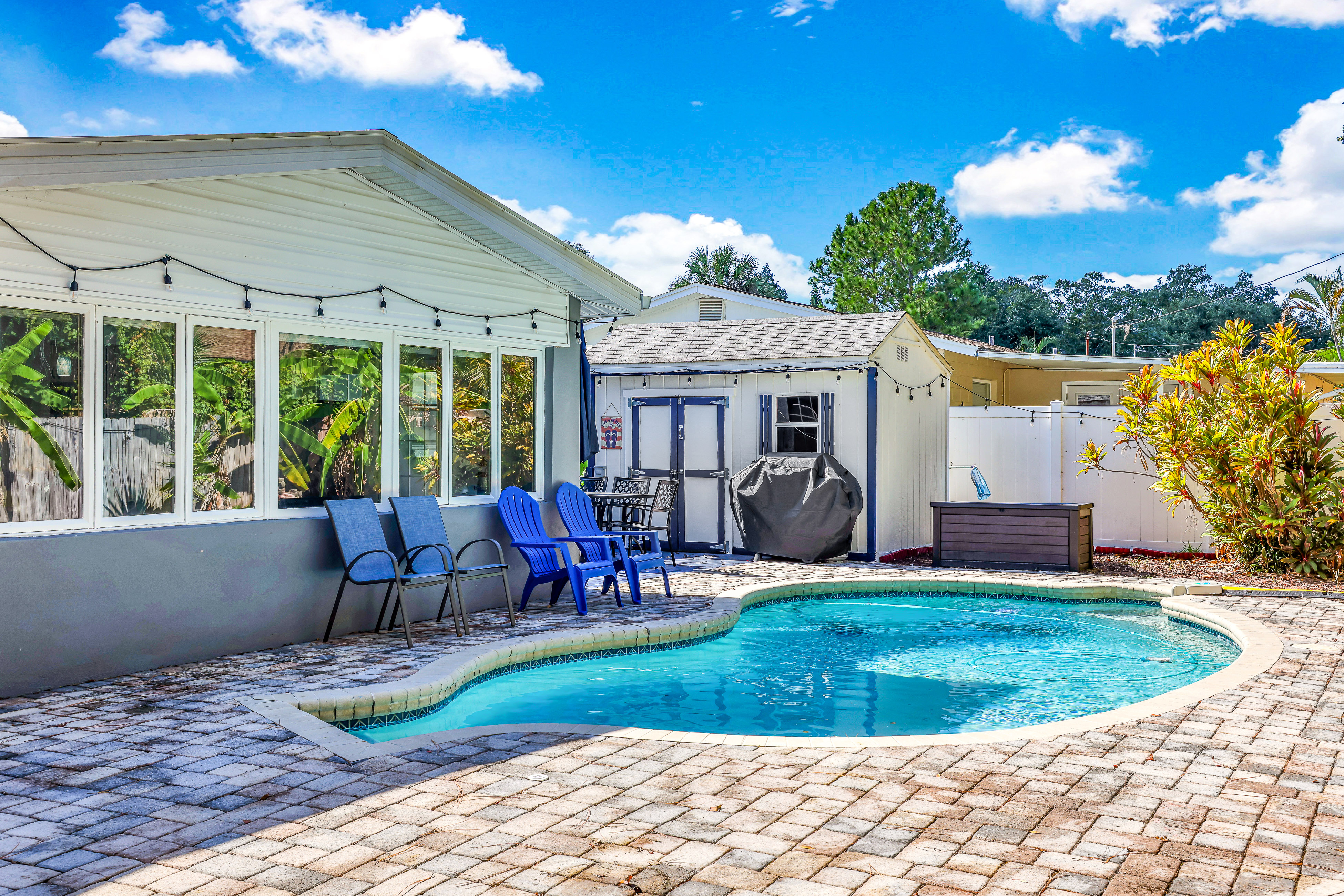 Dog friendly Oasis with Private Pool WiFi and Washer Dryer 5 Min to Beach