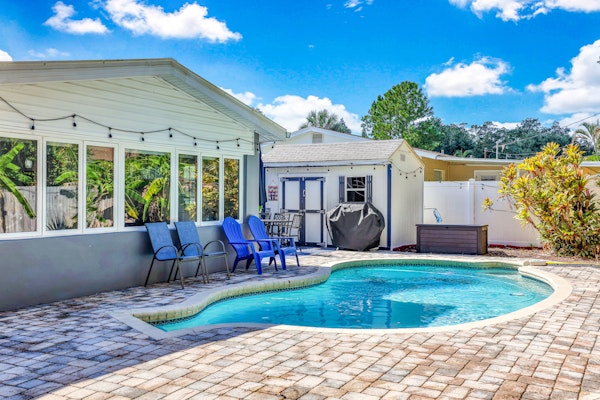 Dog friendly Oasis with Private Pool WiFi and Washer Dryer 5 Min to Beach