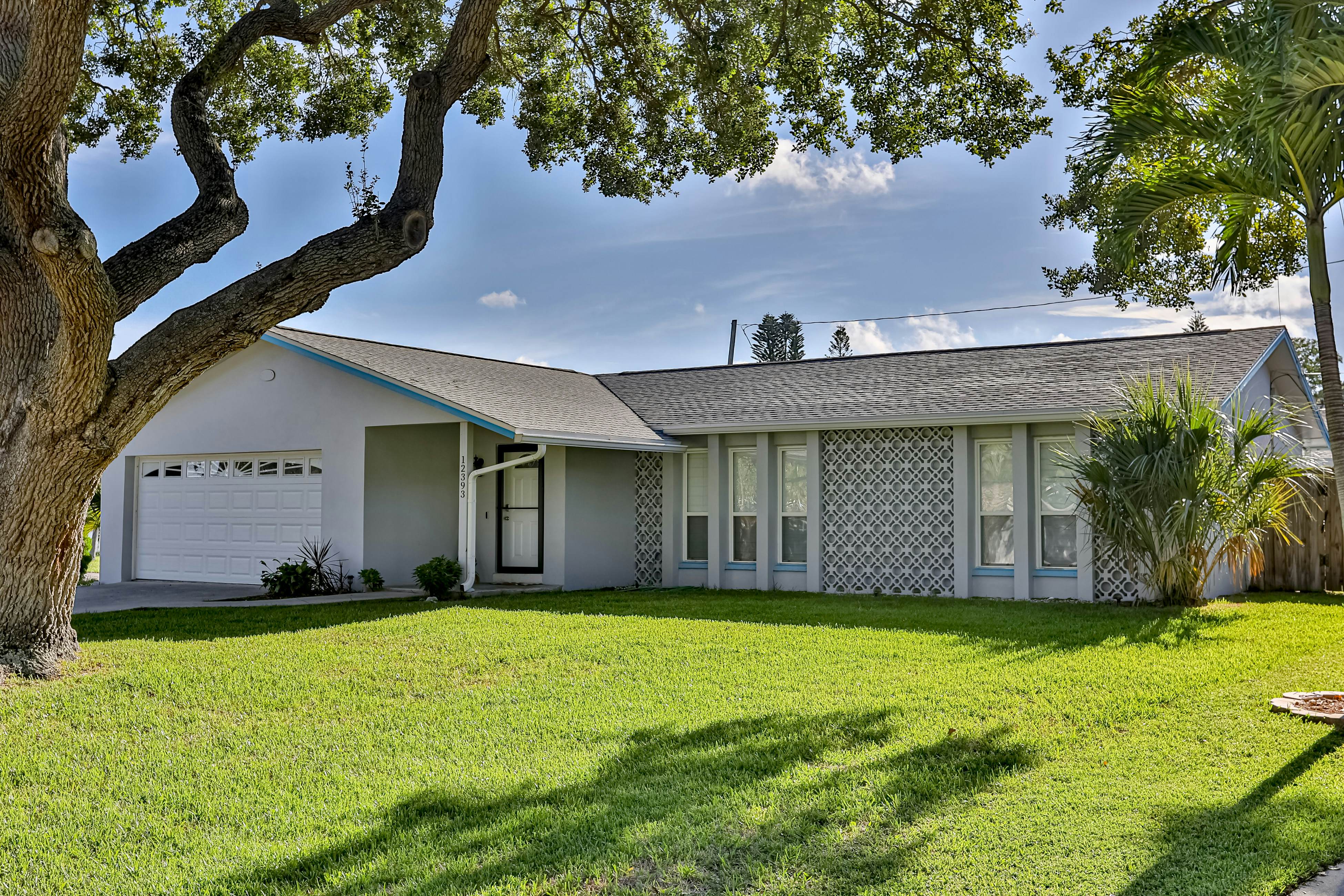 Modern coastal getaway with pool, enclosed yard, grill & outdoor bar