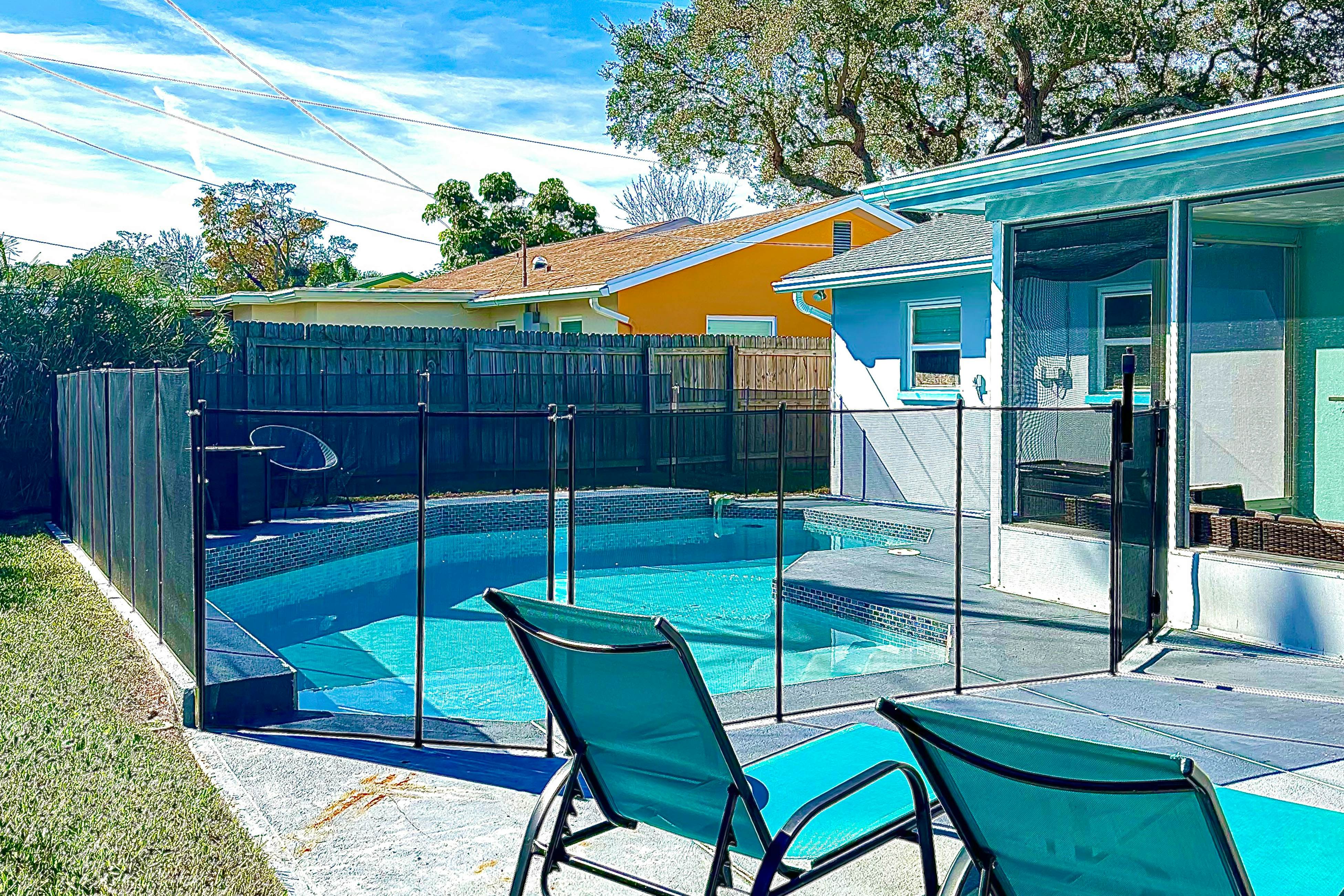 Modern coastal getaway with pool, enclosed yard, grill & outdoor bar