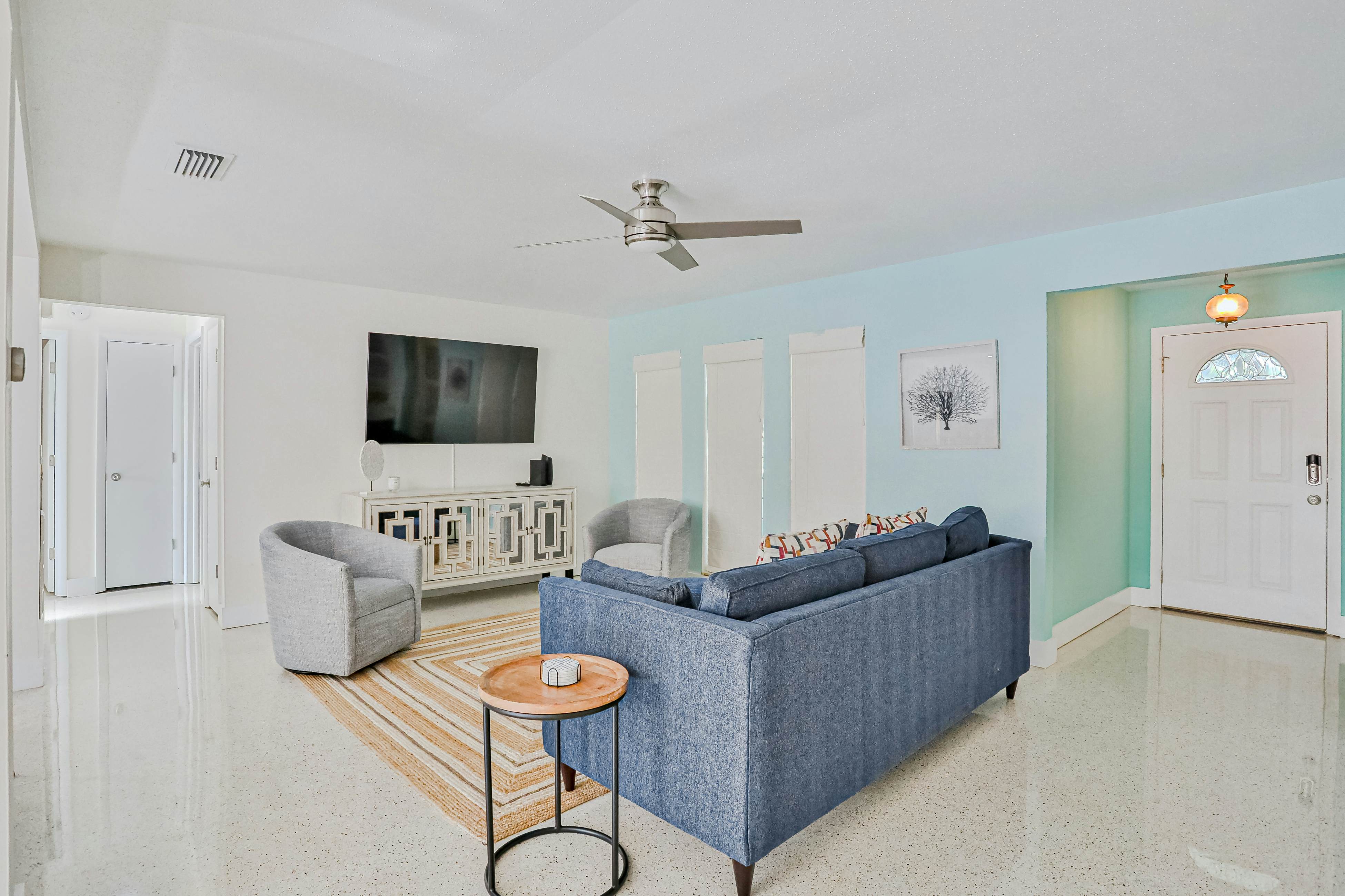 Modern coastal getaway with pool, enclosed yard, grill & outdoor bar