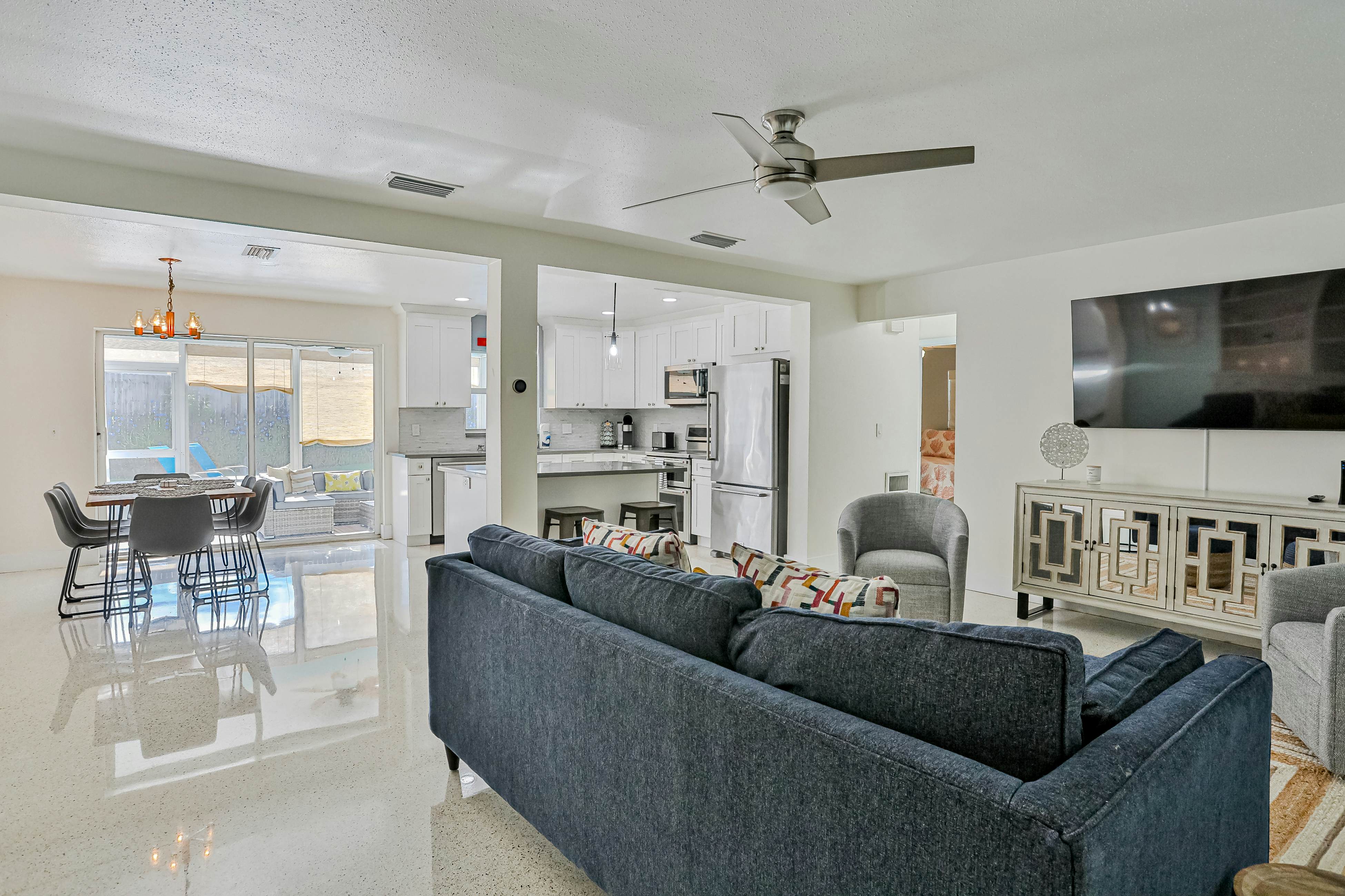 Modern coastal getaway with pool, enclosed yard, grill & outdoor bar