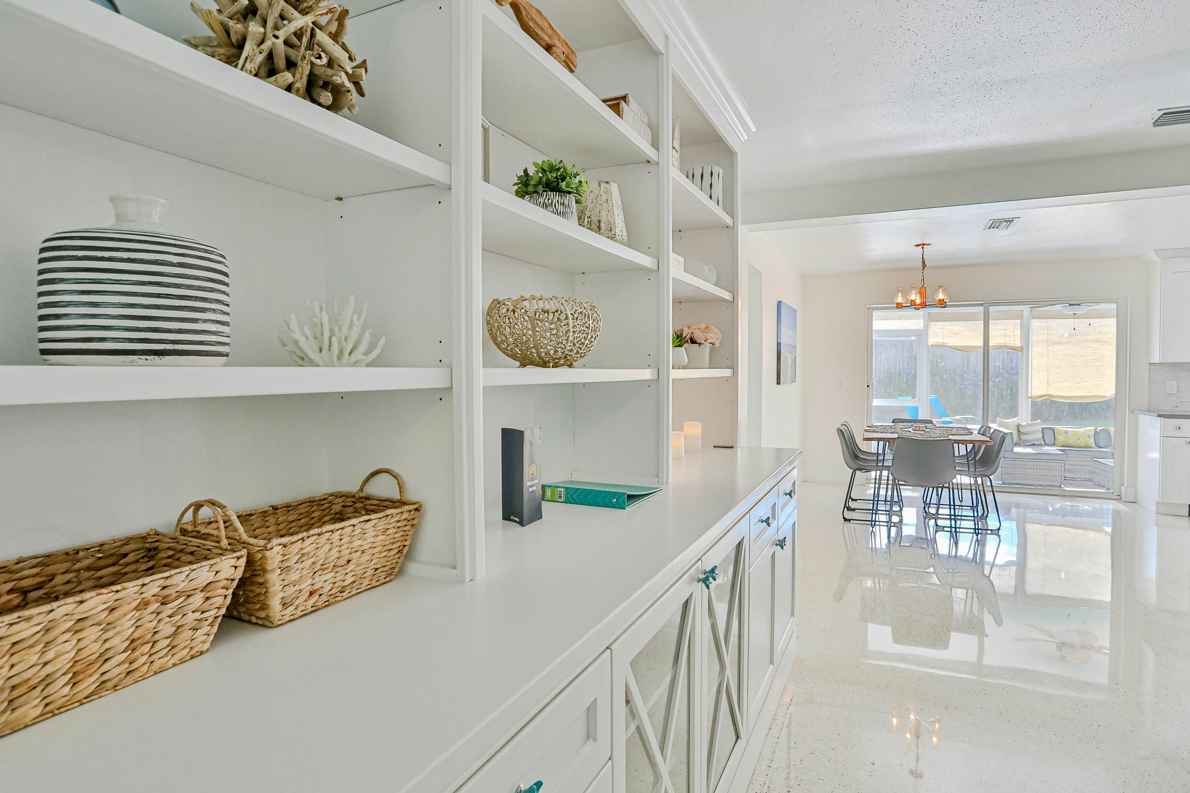 Modern coastal getaway with pool, enclosed yard, grill & outdoor bar