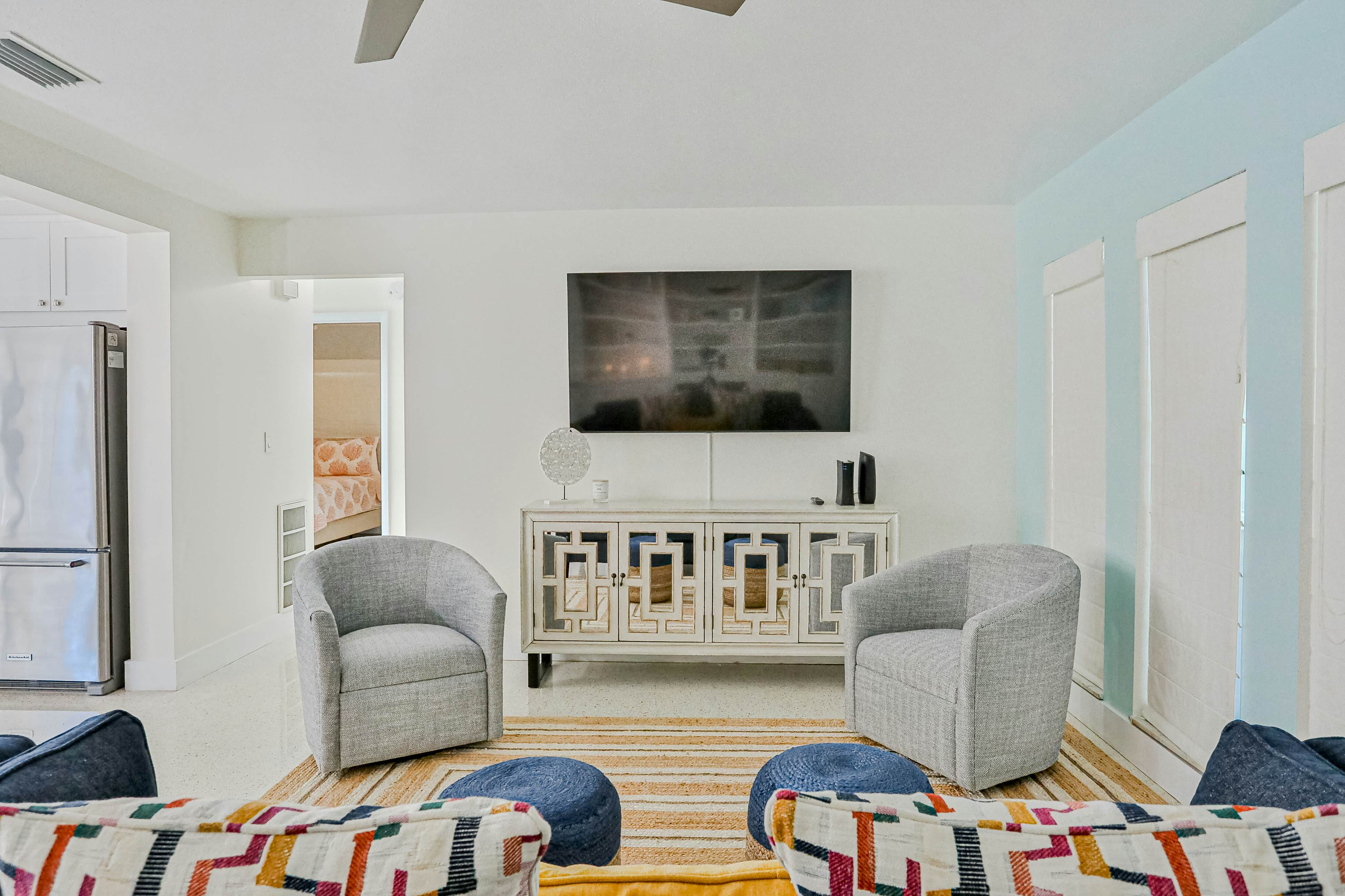 Modern coastal getaway with pool, enclosed yard, grill & outdoor bar