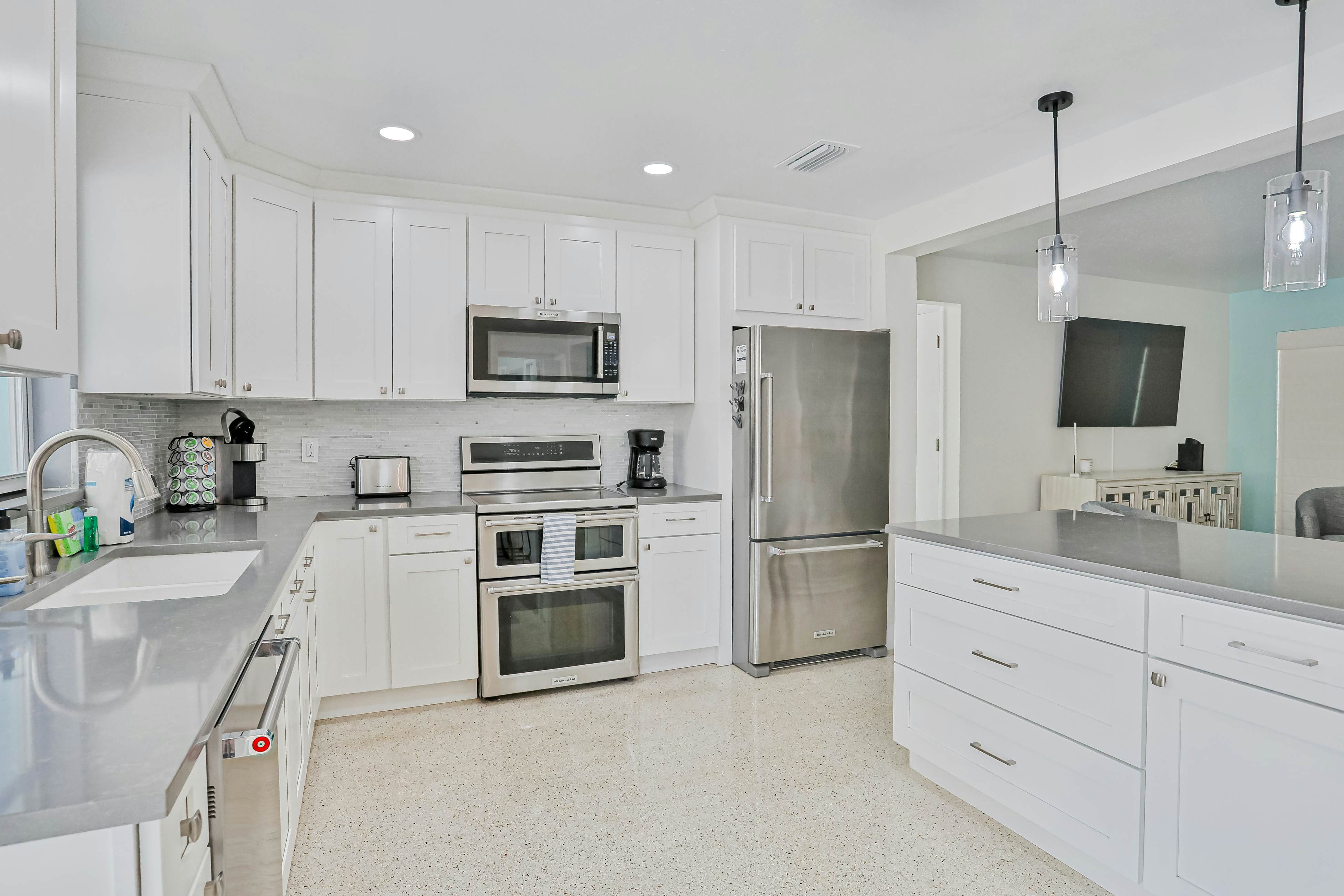 Modern coastal getaway with pool, enclosed yard, grill & outdoor bar