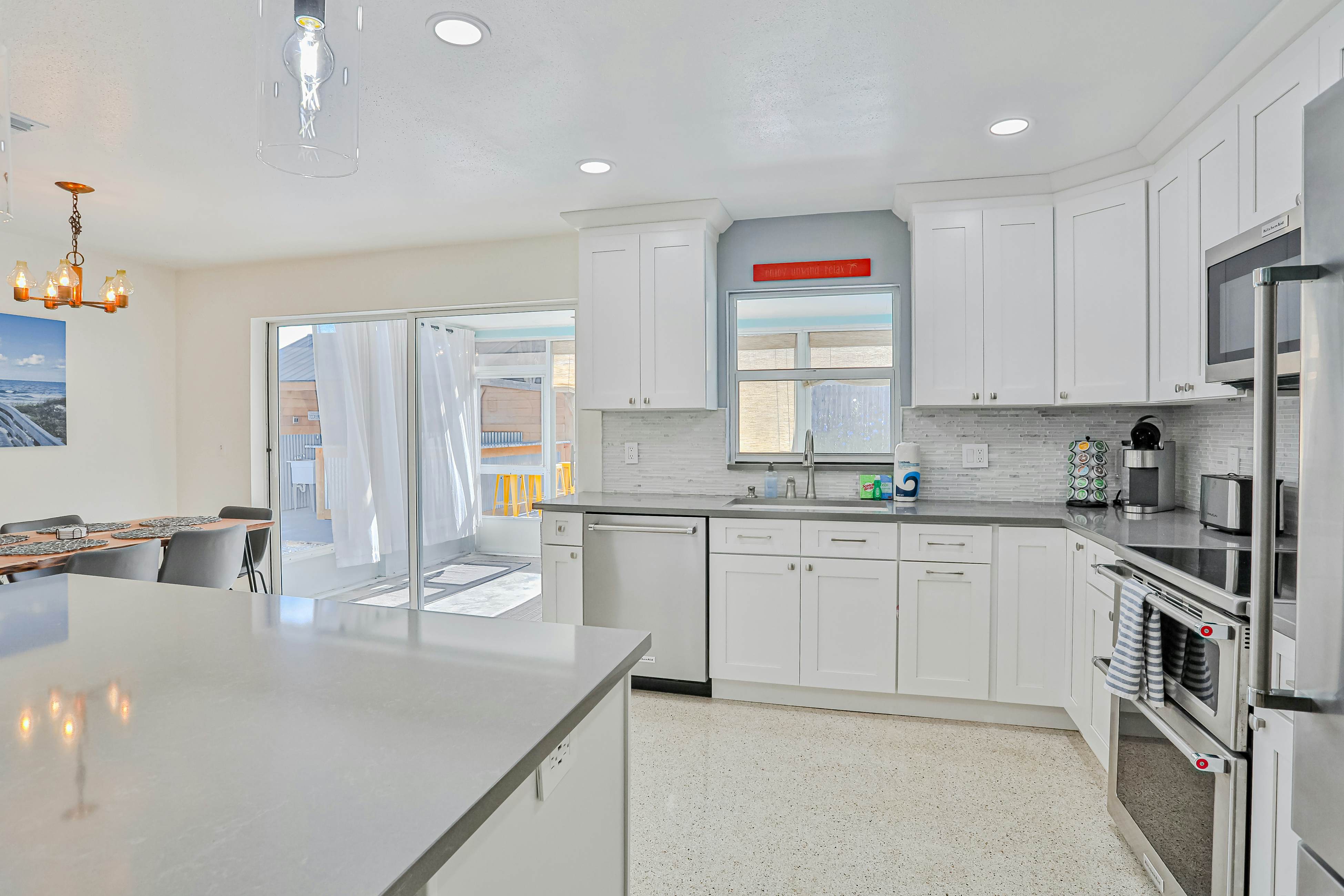 Modern coastal getaway with pool, enclosed yard, grill & outdoor bar