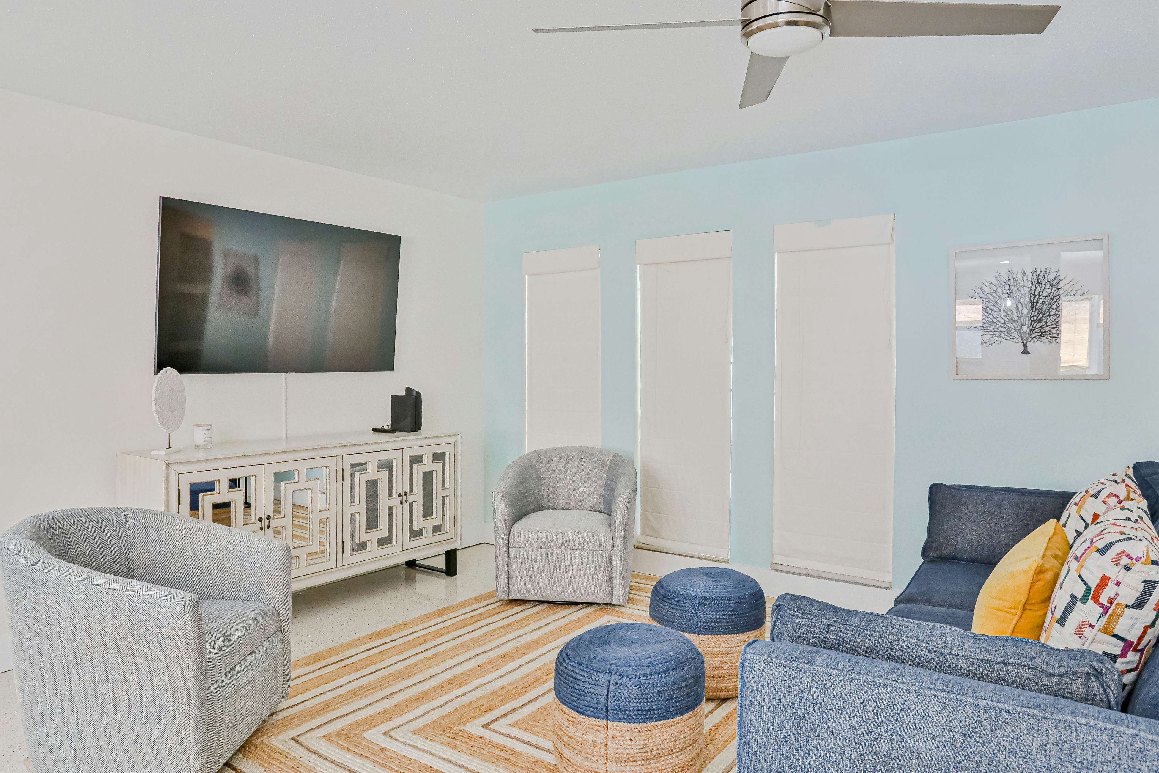 Modern coastal getaway with pool, enclosed yard, grill & outdoor bar