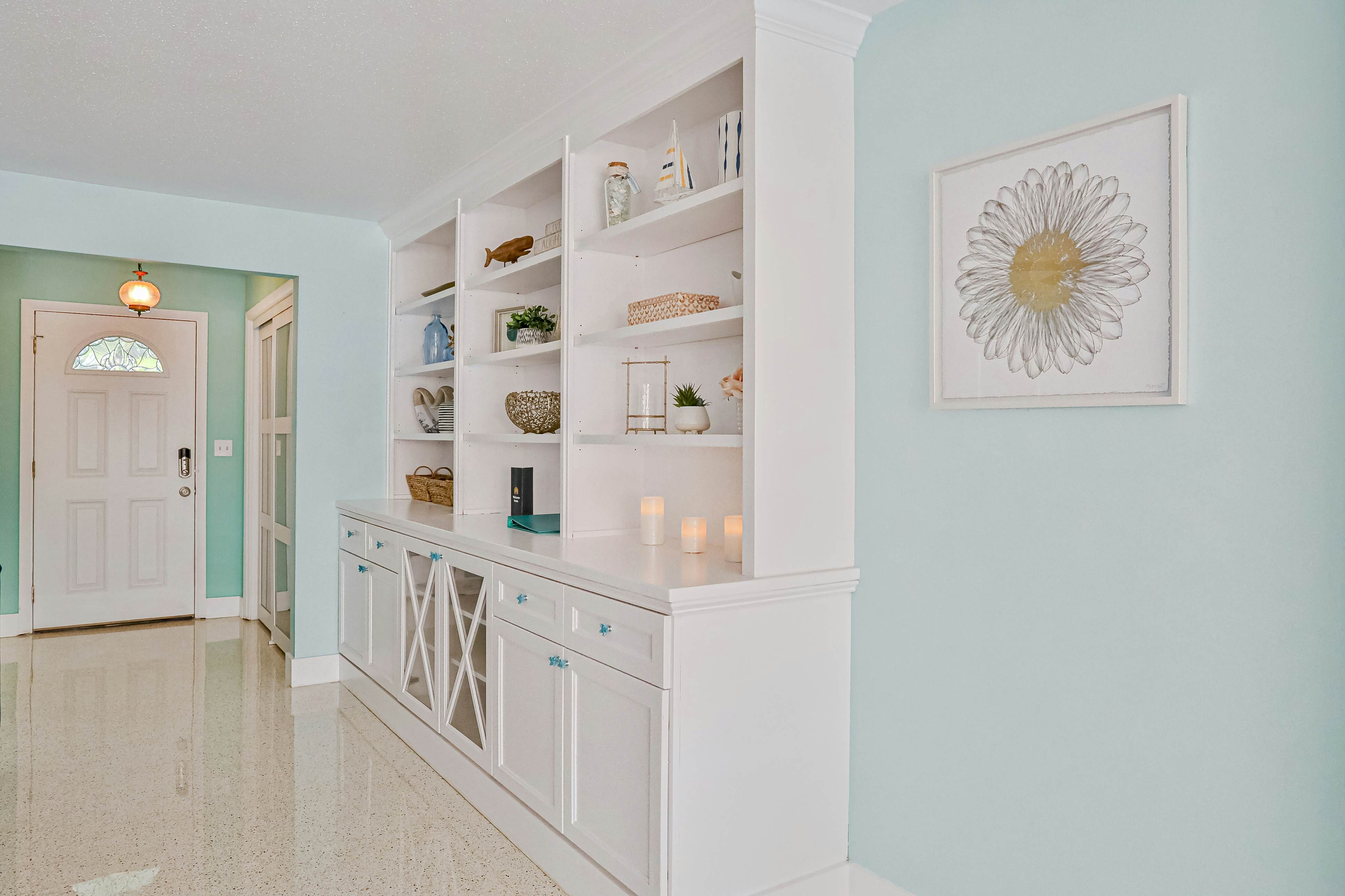 Modern coastal getaway with pool, enclosed yard, grill & outdoor bar