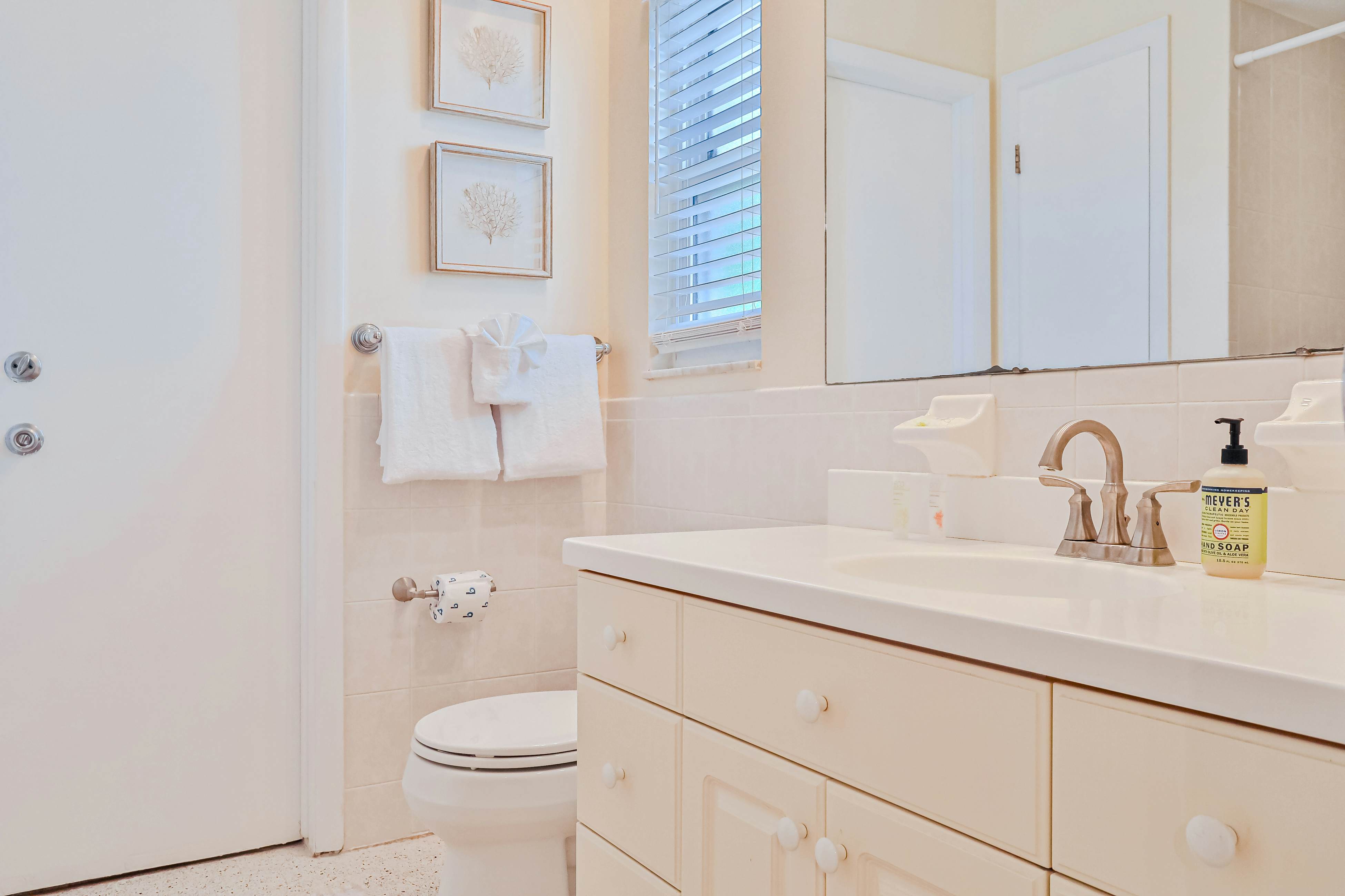 Modern coastal getaway with pool, enclosed yard, grill & outdoor bar