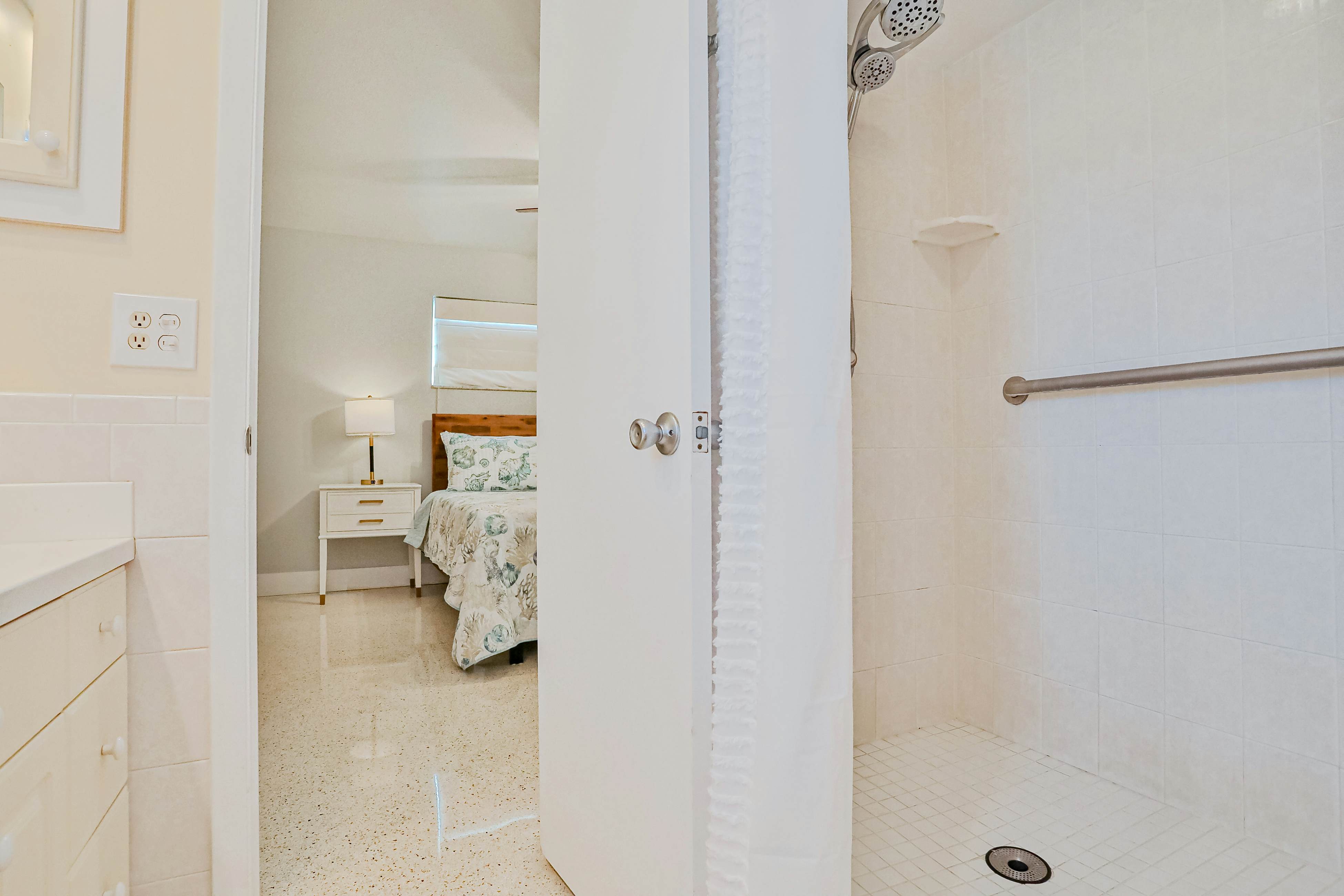 Modern coastal getaway with pool, enclosed yard, grill & outdoor bar