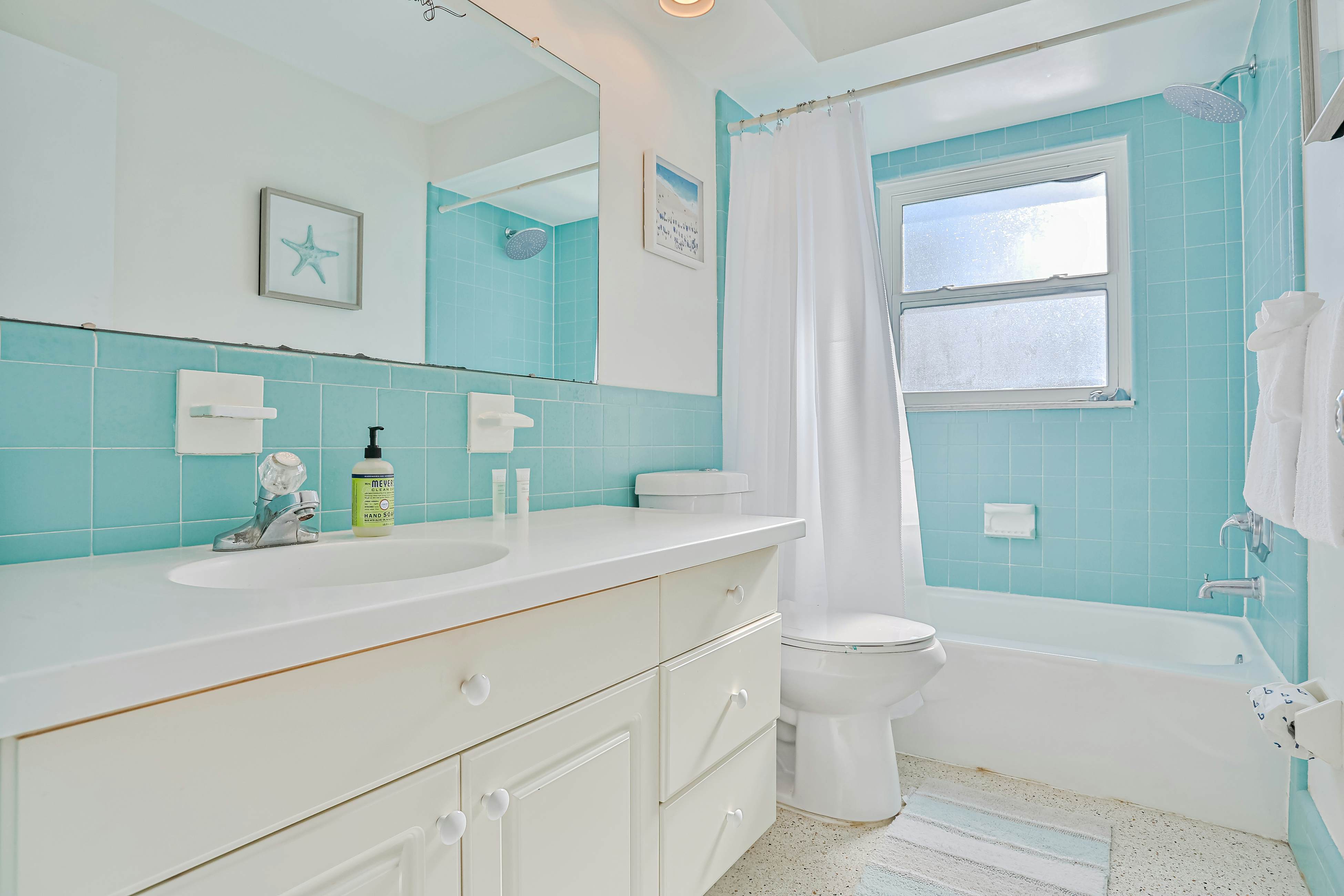 Modern coastal getaway with pool, enclosed yard, grill & outdoor bar